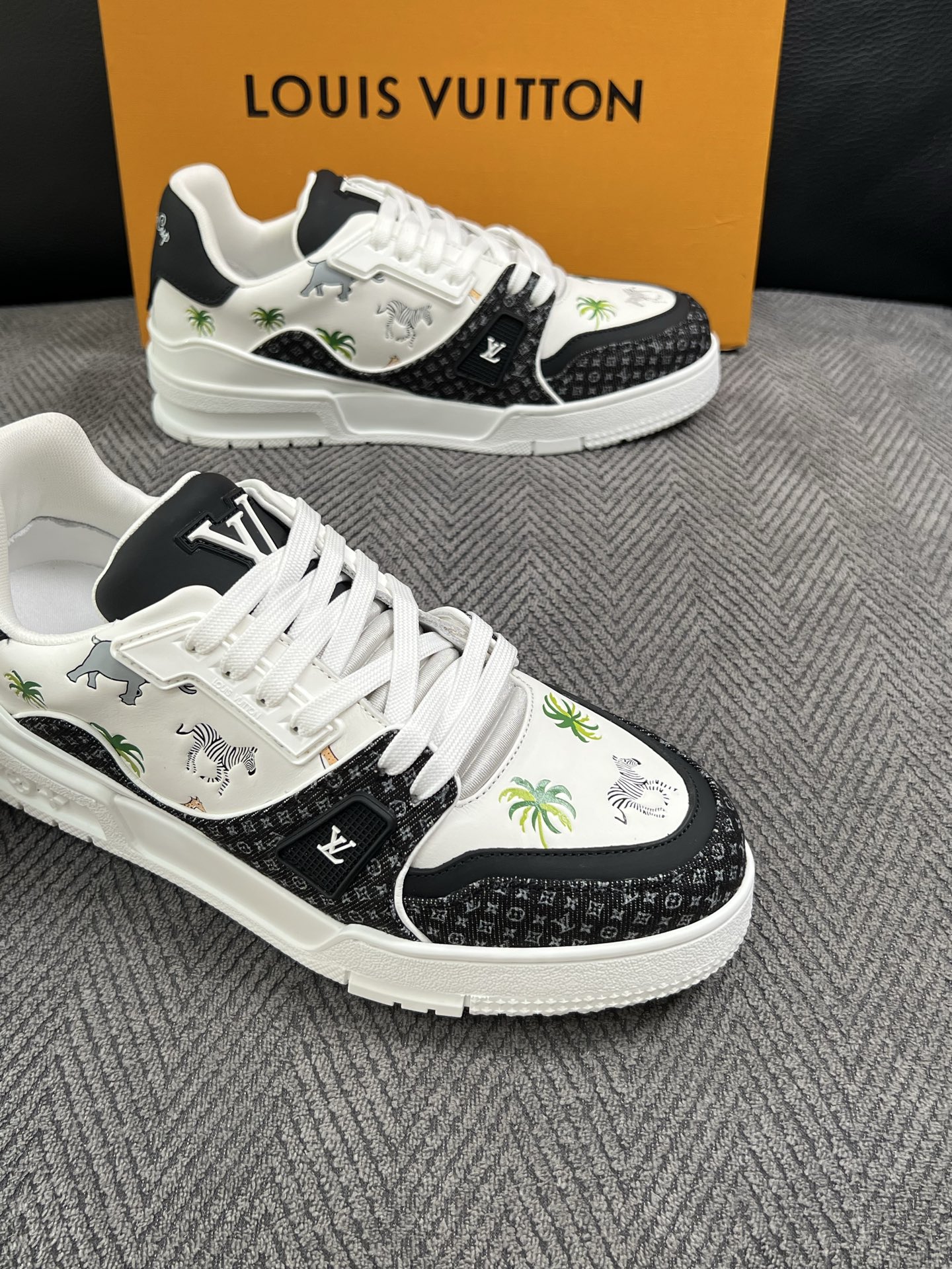 Lv  高品质  顶级工艺品  路易威登，运动板鞋专柜同步，鞋面意大利进口，高品质拼接缤纷色彩复杂工艺品，进口网布里垫柔