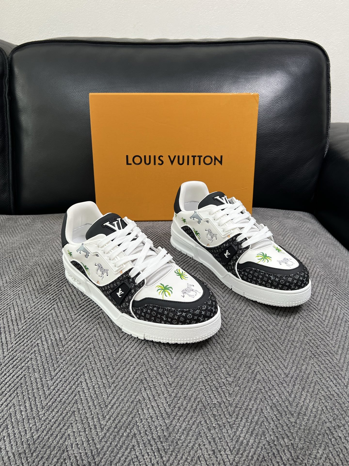 Lv  高品质  顶级工艺品  路易威登，运动板鞋专柜同步，鞋面意大利进口，高品质拼接缤纷色彩复杂工艺品，进口网布里垫柔