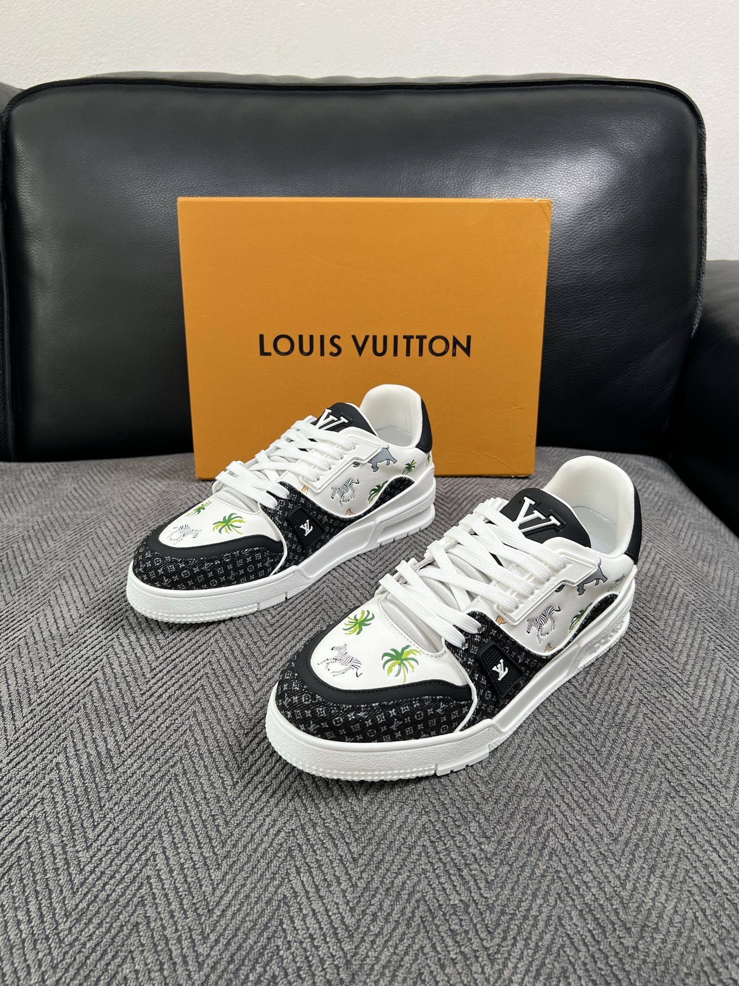 Lv  高品质  顶级工艺品  路易威登，运动板鞋专柜同步，鞋面意大利进口，高品质拼接缤纷色彩复杂工艺品，进口网布里垫柔