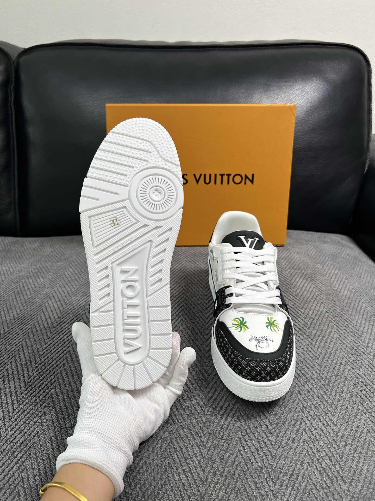 Lv  高品质  顶级工艺品  路易威登，运动板鞋专柜同步，鞋面意大利进口，高品质拼接缤纷色彩复杂工艺品，进口网布里垫柔