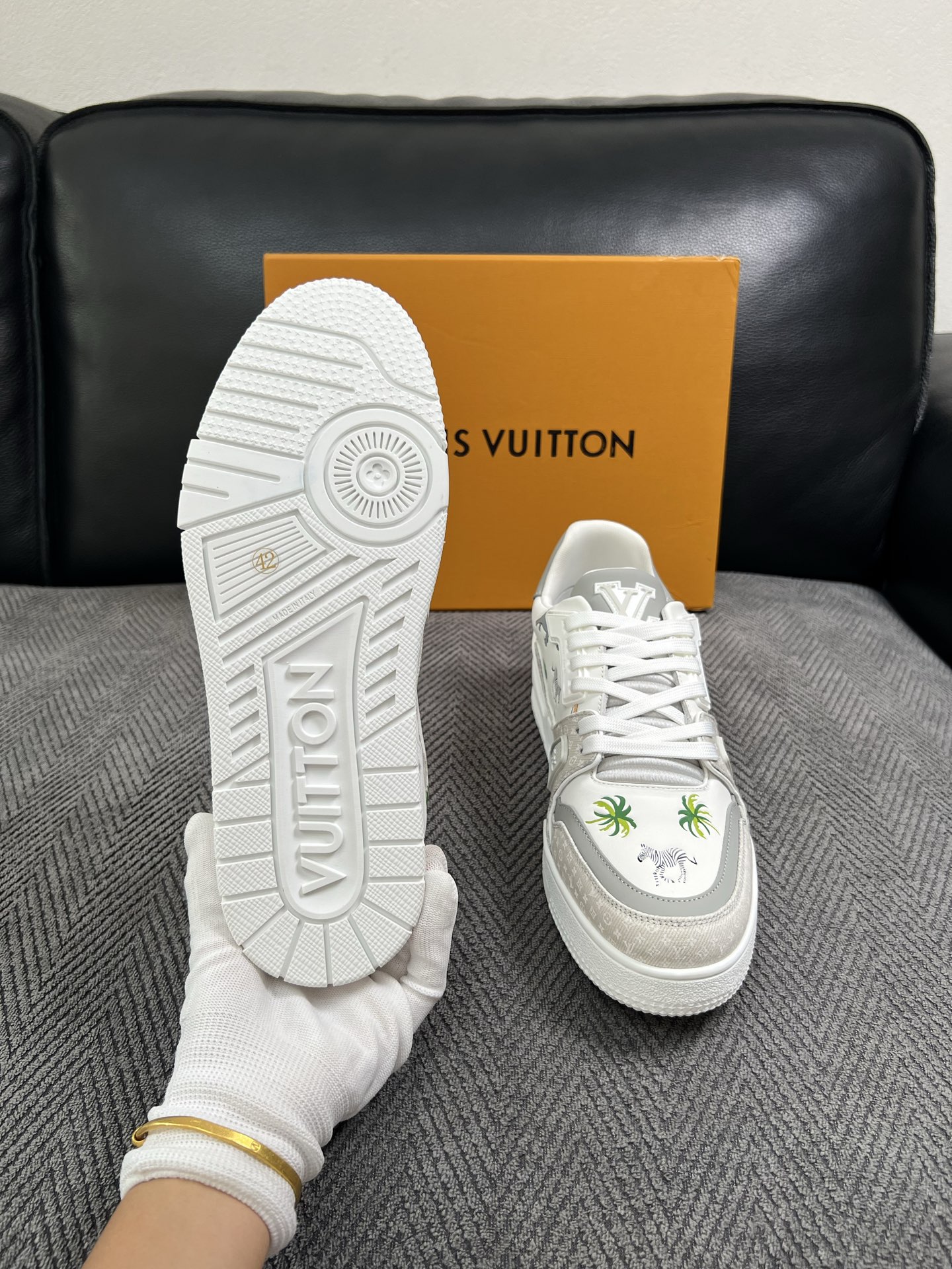 Lv  高品质  顶级工艺品  路易威登，运动板鞋专柜同步，鞋面意大利进口，高品质拼接缤纷色彩复杂工艺品，进口网布里垫柔