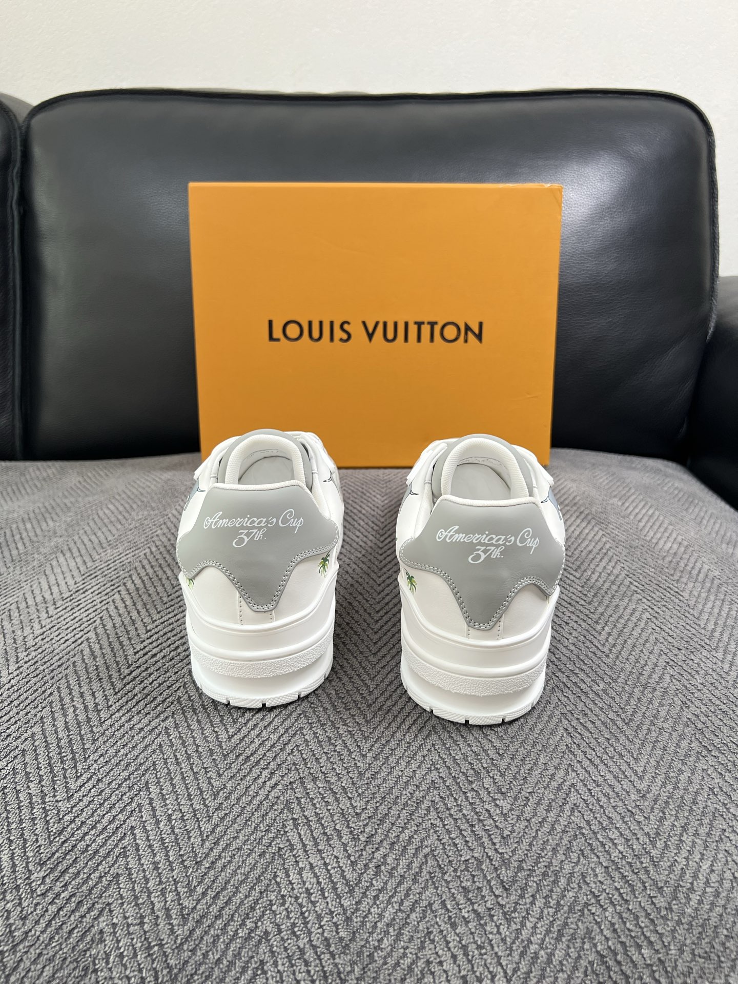 Lv  高品质  顶级工艺品  路易威登，运动板鞋专柜同步，鞋面意大利进口，高品质拼接缤纷色彩复杂工艺品，进口网布里垫柔