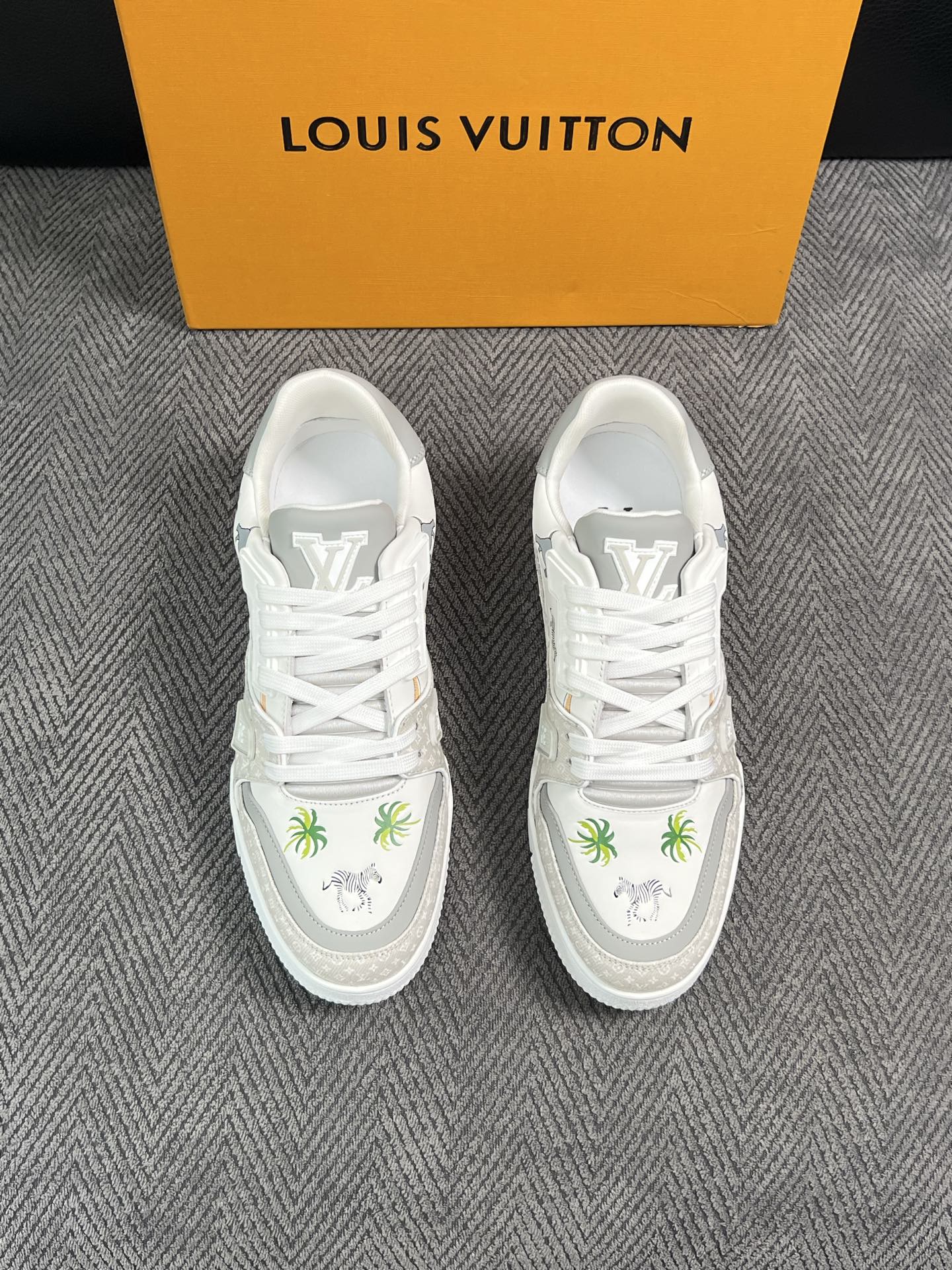 Lv  高品质  顶级工艺品  路易威登，运动板鞋专柜同步，鞋面意大利进口，高品质拼接缤纷色彩复杂工艺品，进口网布里垫柔