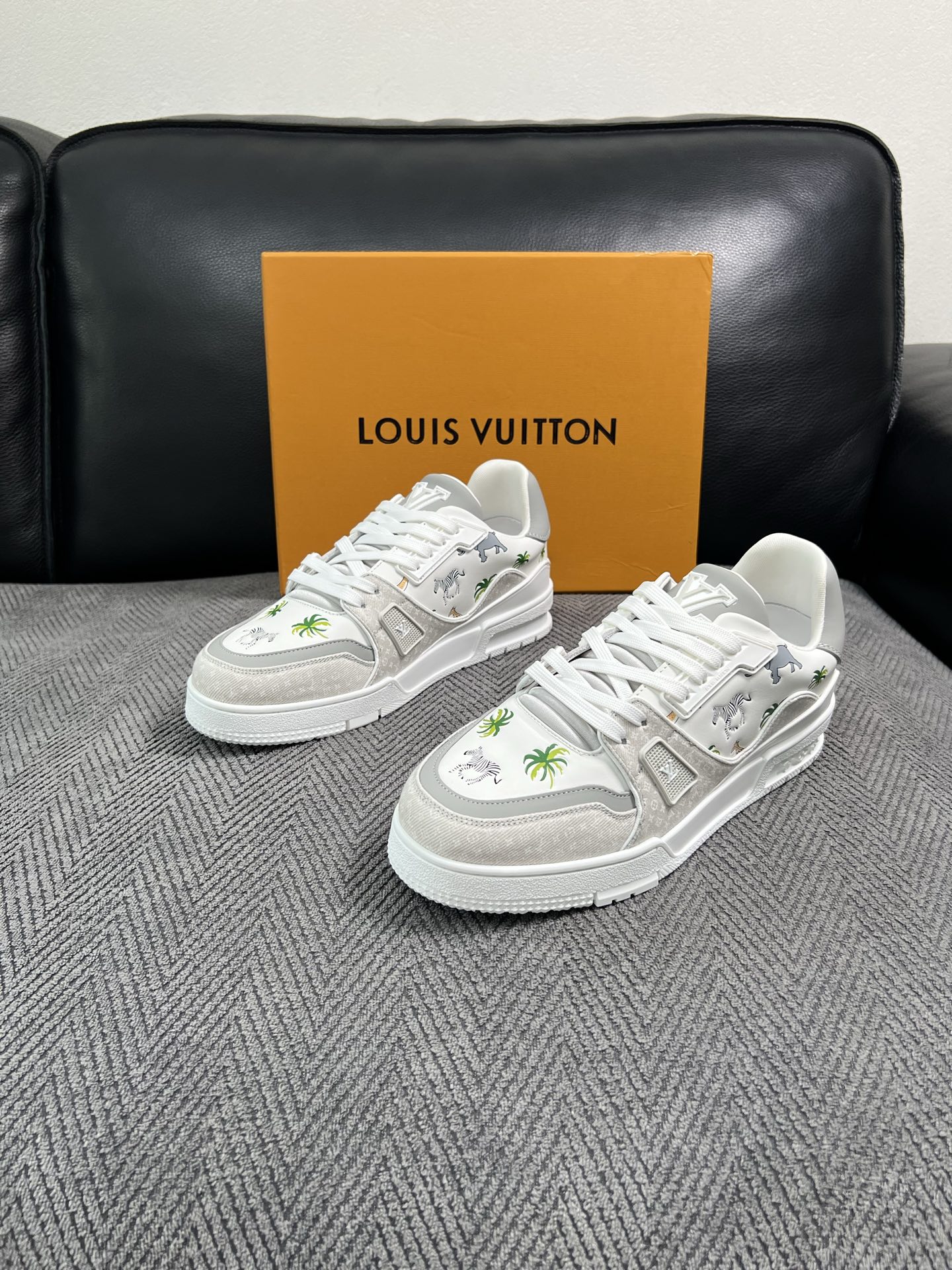 Lv  高品质  顶级工艺品  路易威登，运动板鞋专柜同步，鞋面意大利进口，高品质拼接缤纷色彩复杂工艺品，进口网布里垫柔