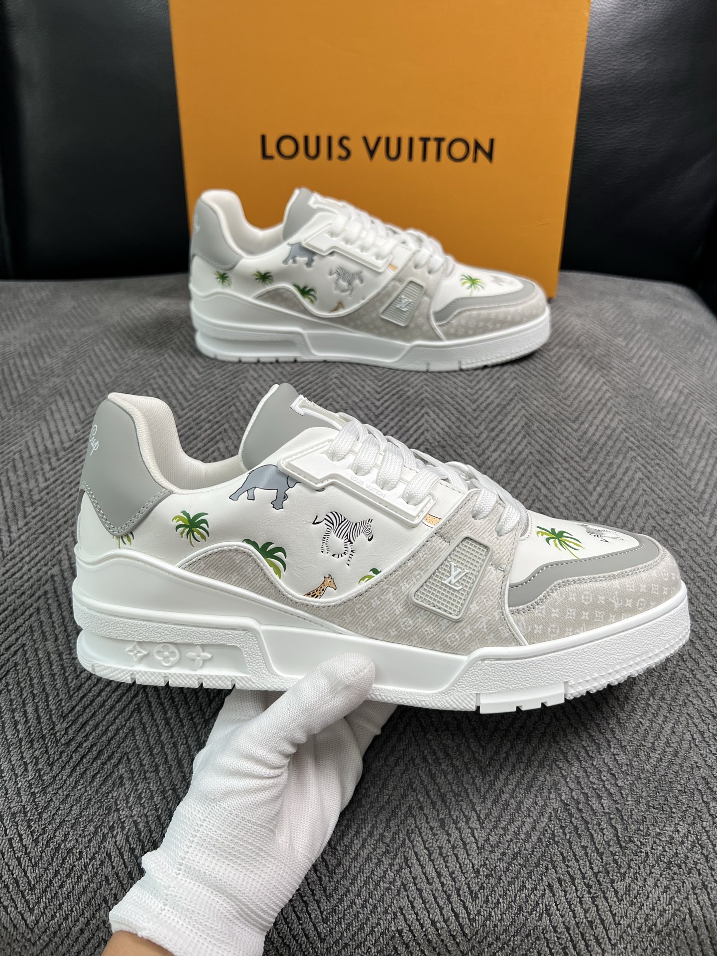 Lv  高品质  顶级工艺品  路易威登，运动板鞋专柜同步，鞋面意大利进口，高品质拼接缤纷色彩复杂工艺品，进口网布里垫柔