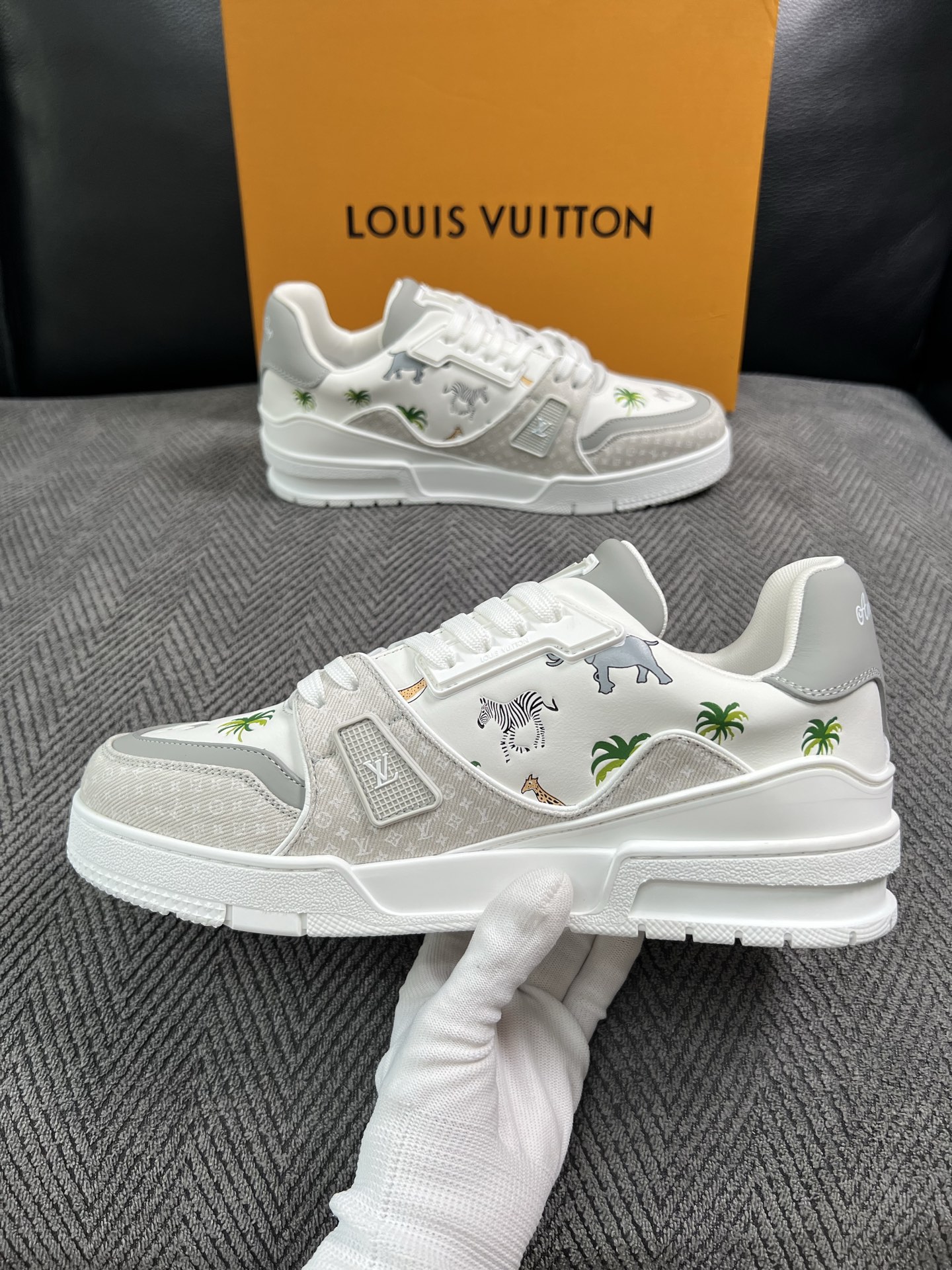 Lv  高品质  顶级工艺品  路易威登，运动板鞋专柜同步，鞋面意大利进口，高品质拼接缤纷色彩复杂工艺品，进口网布里垫柔
