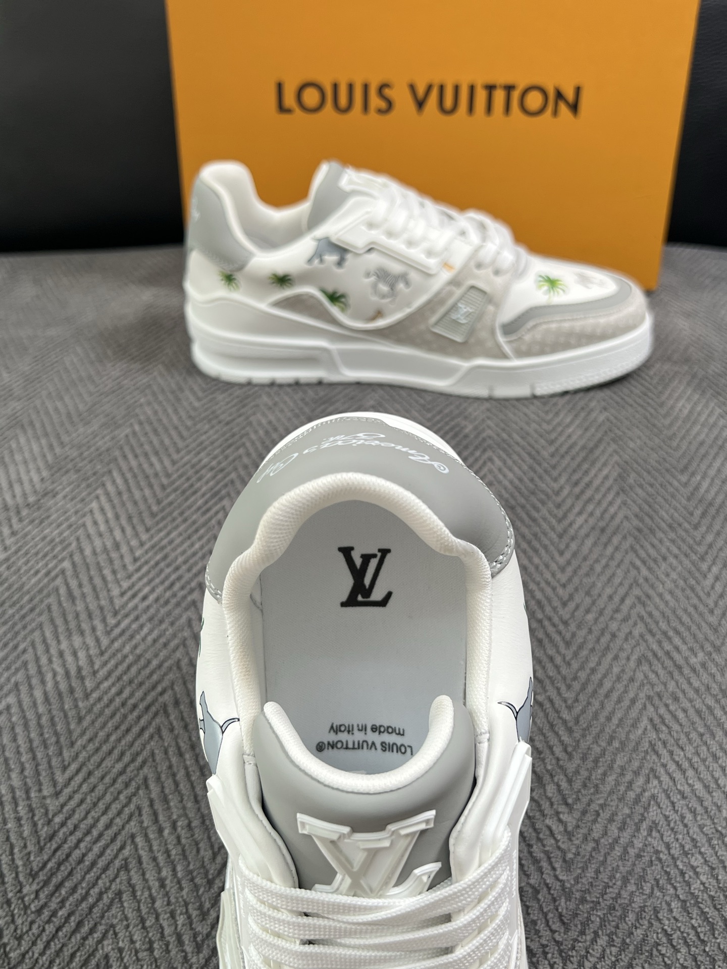 Lv  高品质  顶级工艺品  路易威登，运动板鞋专柜同步，鞋面意大利进口，高品质拼接缤纷色彩复杂工艺品，进口网布里垫柔