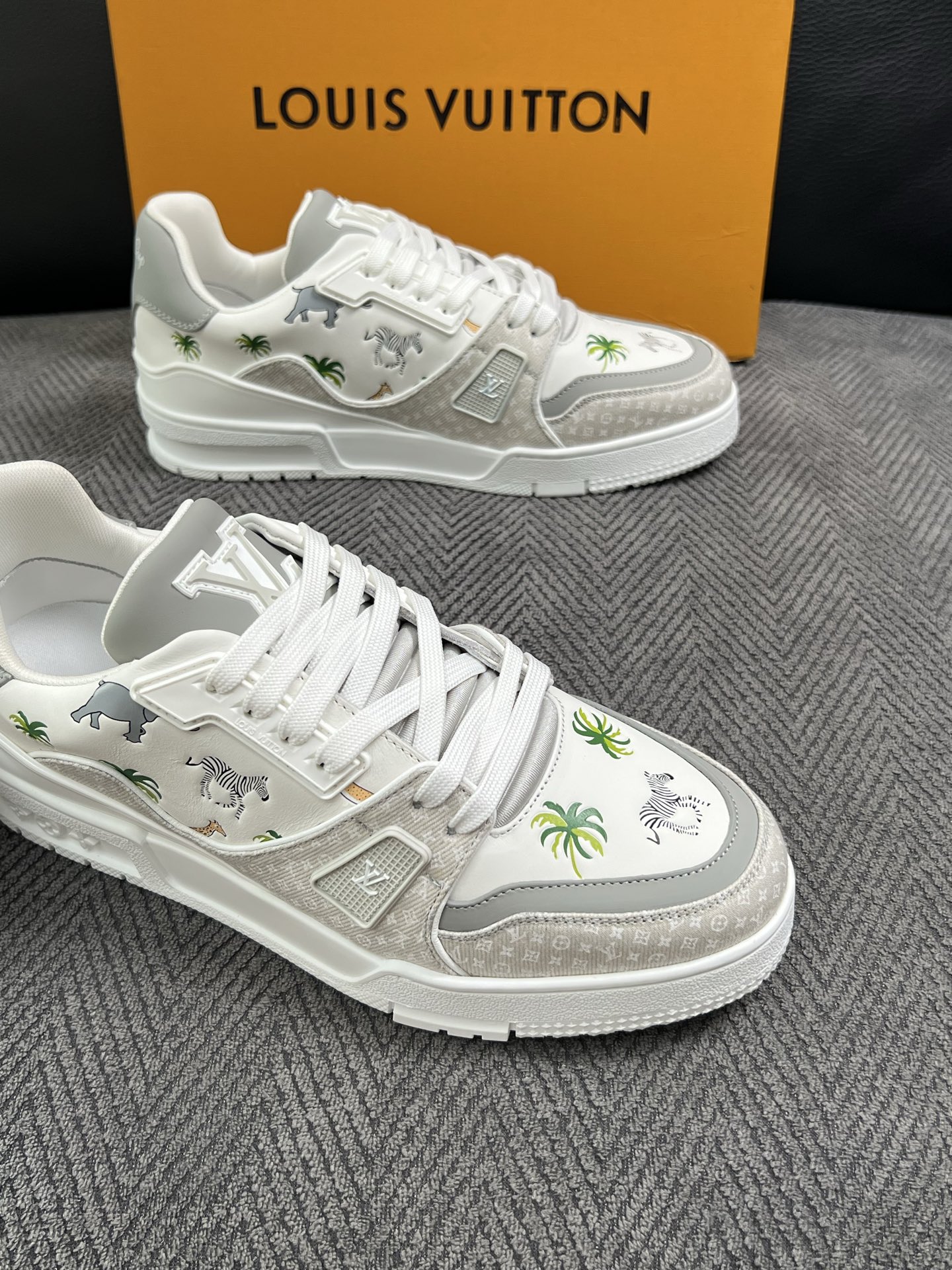 Lv  高品质  顶级工艺品  路易威登，运动板鞋专柜同步，鞋面意大利进口，高品质拼接缤纷色彩复杂工艺品，进口网布里垫柔