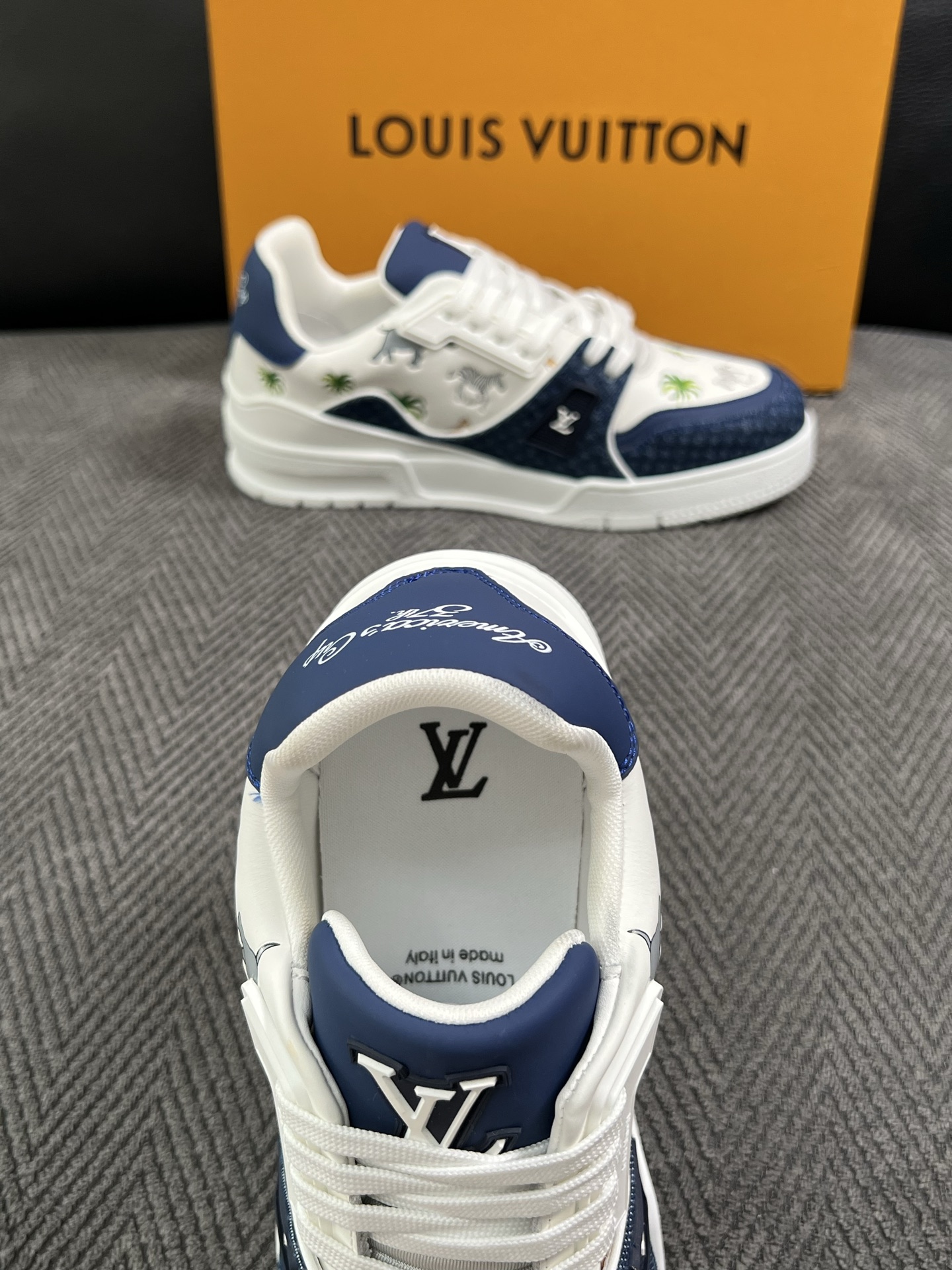 Lv  高品质  顶级工艺品  路易威登，运动板鞋专柜同步，鞋面意大利进口，高品质拼接缤纷色彩复杂工艺品，进口网布里垫柔