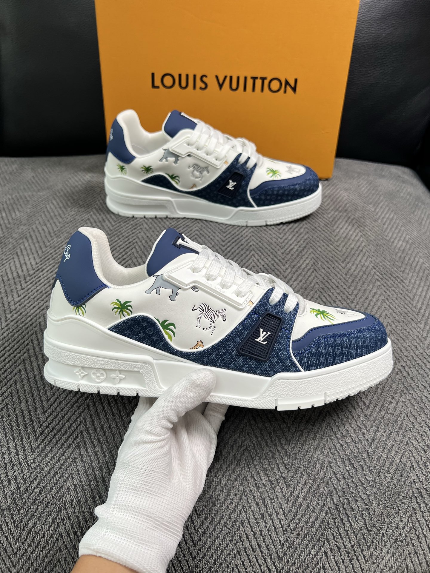 Lv  高品质  顶级工艺品  路易威登，运动板鞋专柜同步，鞋面意大利进口，高品质拼接缤纷色彩复杂工艺品，进口网布里垫柔
