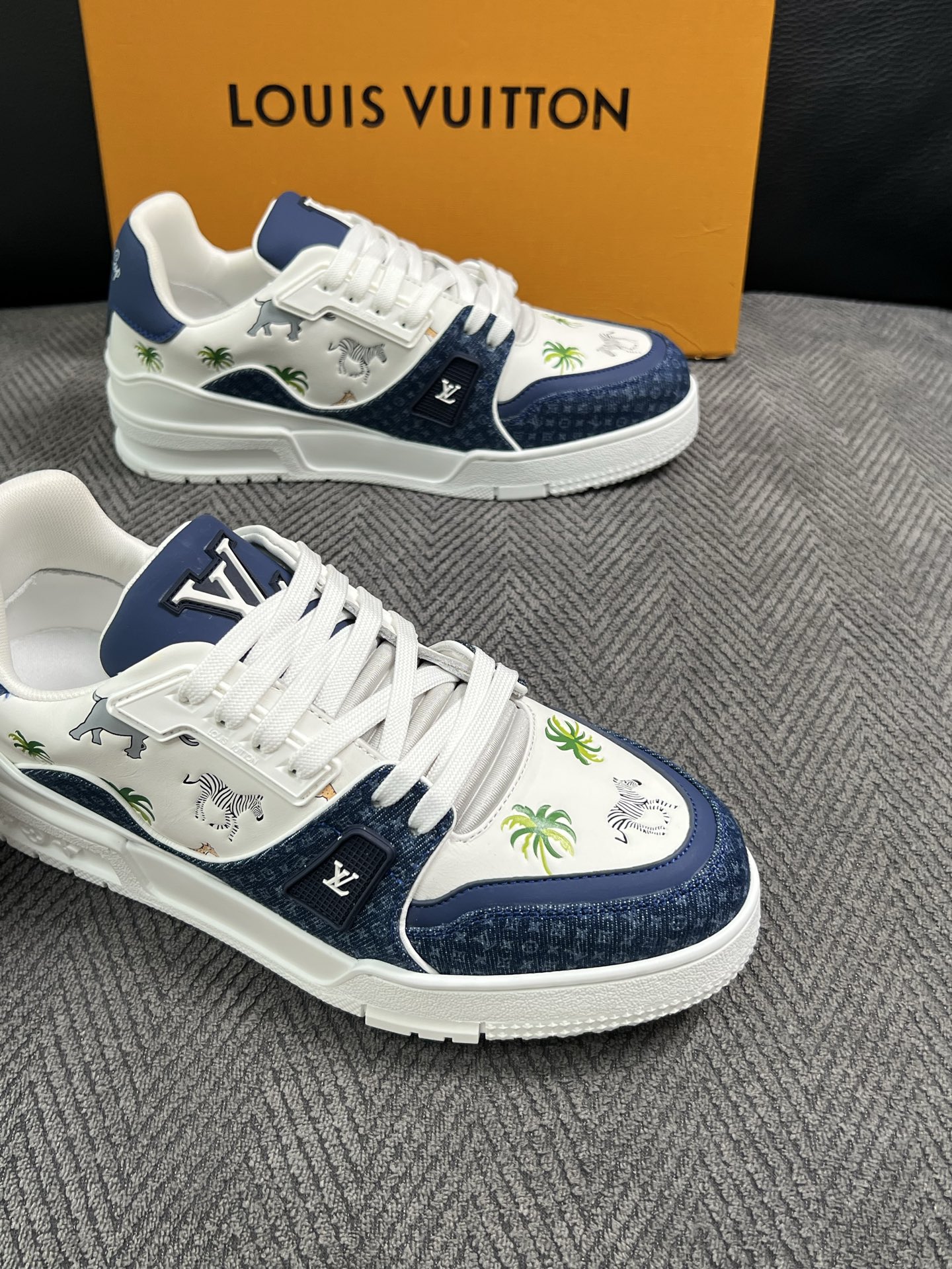 Lv  高品质  顶级工艺品  路易威登，运动板鞋专柜同步，鞋面意大利进口，高品质拼接缤纷色彩复杂工艺品，进口网布里垫柔