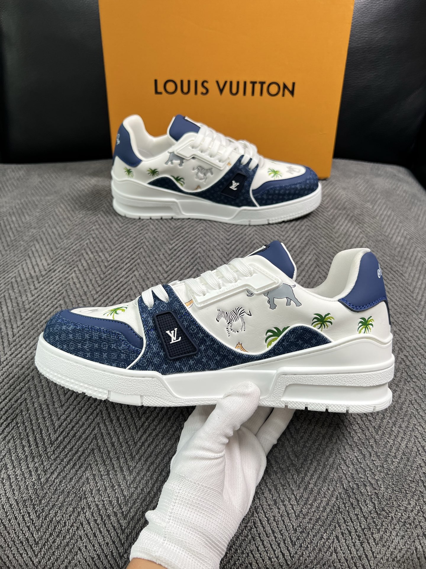 Lv  高品质  顶级工艺品  路易威登，运动板鞋专柜同步，鞋面意大利进口，高品质拼接缤纷色彩复杂工艺品，进口网布里垫柔