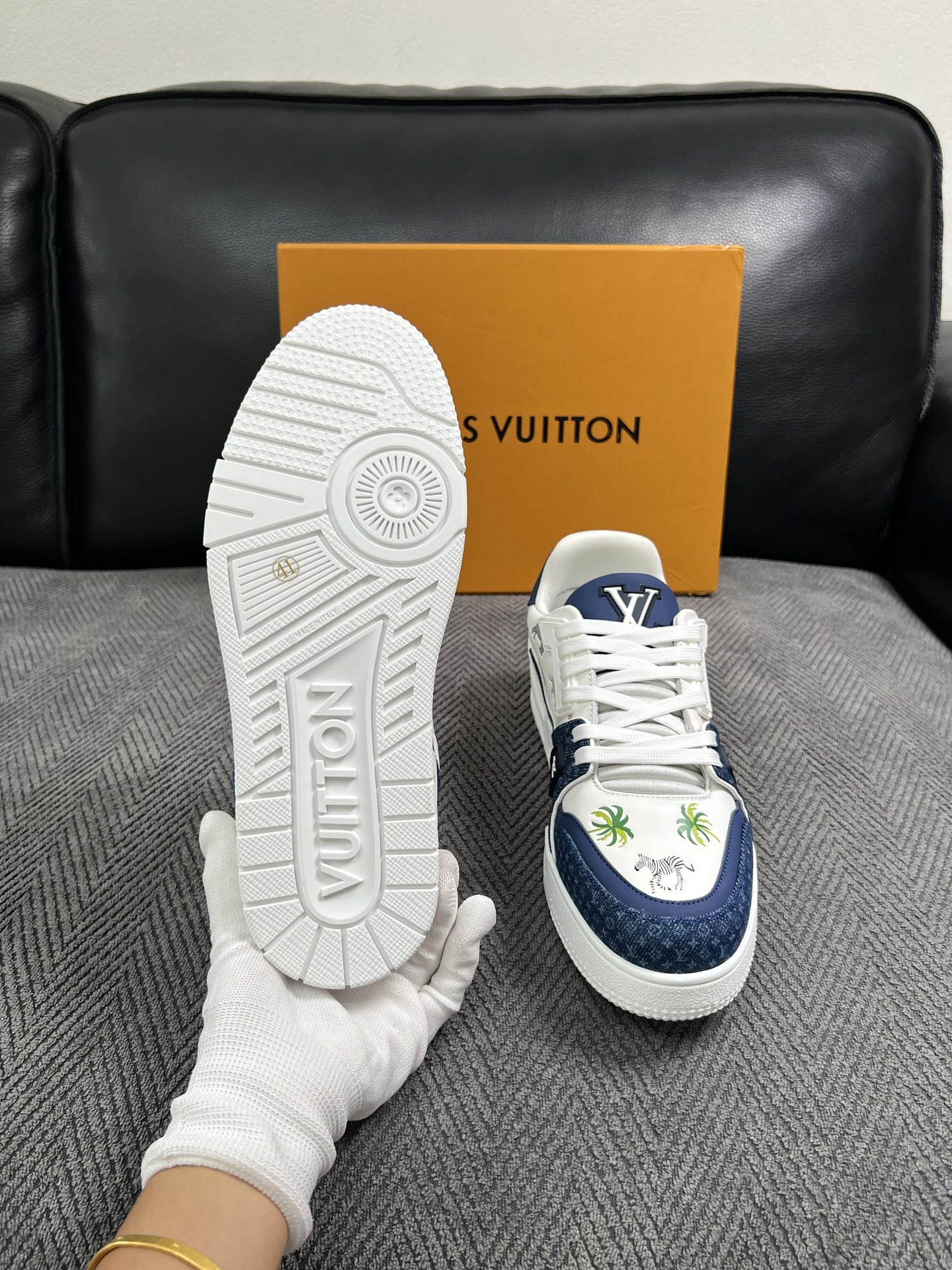 Lv  高品质  顶级工艺品  路易威登，运动板鞋专柜同步，鞋面意大利进口，高品质拼接缤纷色彩复杂工艺品，进口网布里垫柔