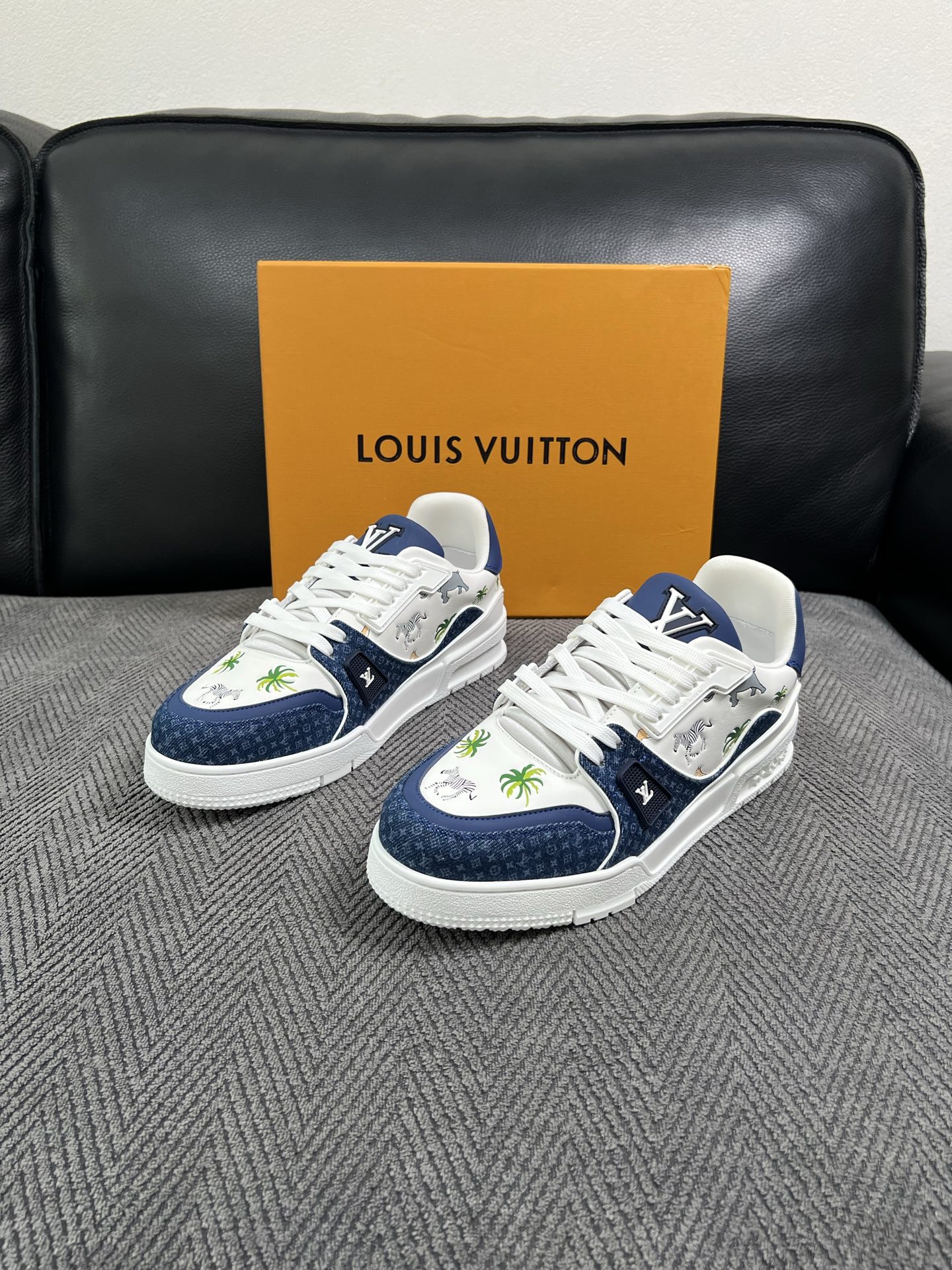 Lv  高品质  顶级工艺品  路易威登，运动板鞋专柜同步，鞋面意大利进口，高品质拼接缤纷色彩复杂工艺品，进口网布里垫柔