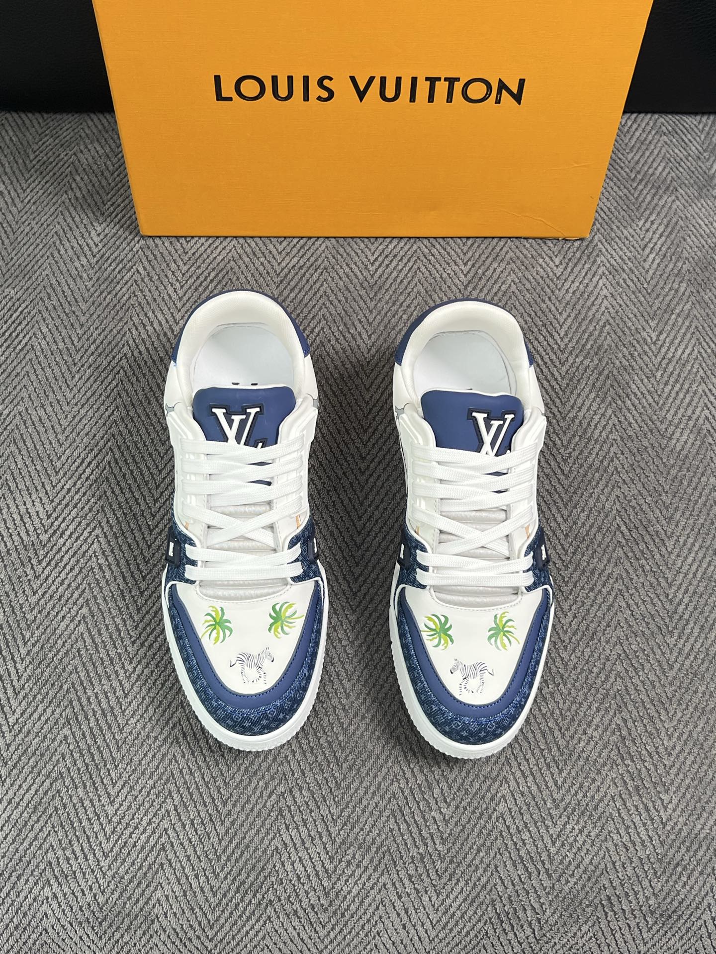 Lv  高品质  顶级工艺品  路易威登，运动板鞋专柜同步，鞋面意大利进口，高品质拼接缤纷色彩复杂工艺品，进口网布里垫柔