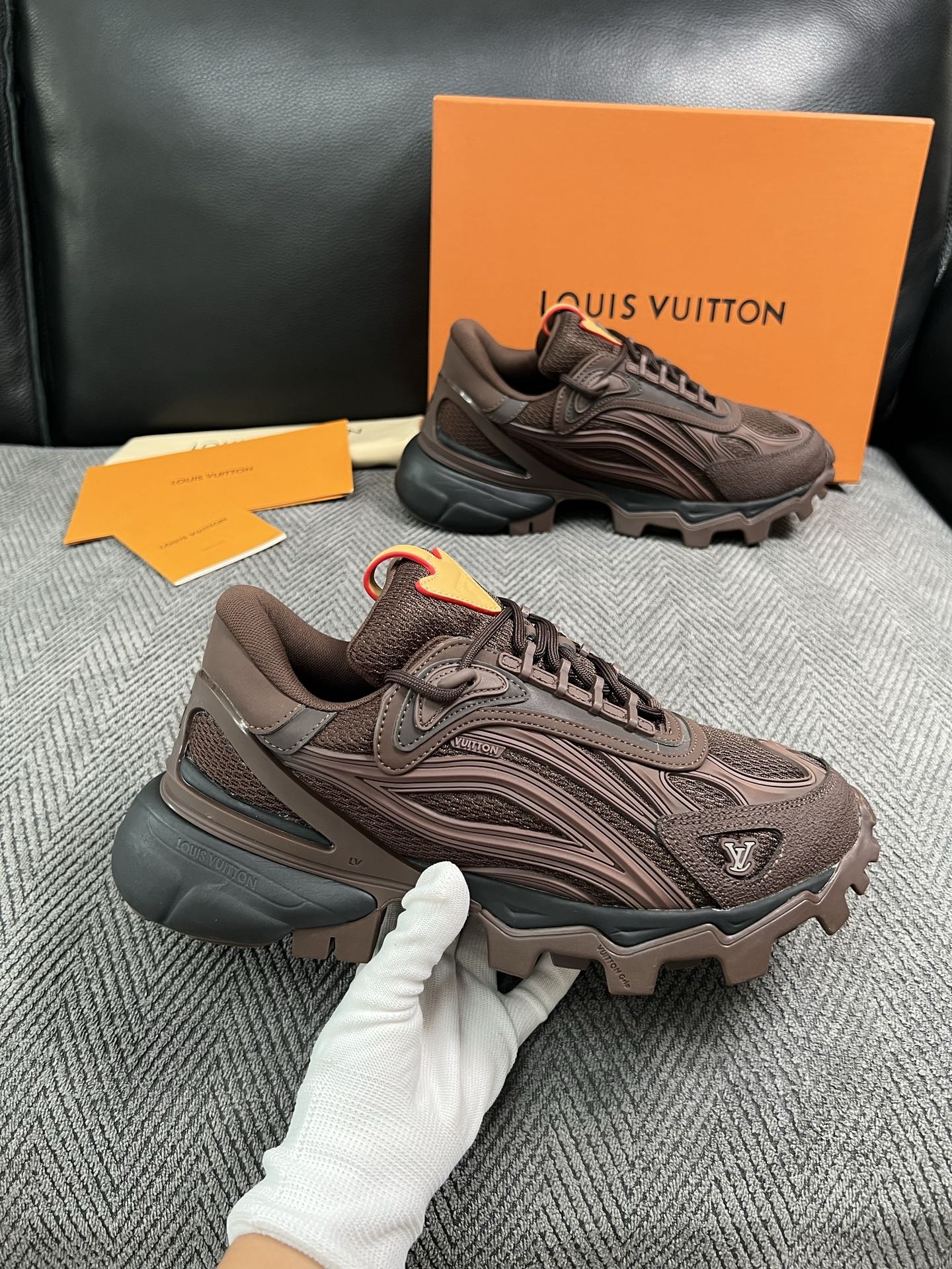 Lv  高品质  顶级工艺品  路易威登，运动板鞋专柜同步，鞋面意大利进口，高品质拼接缤纷色彩复杂工艺品，进口牛皮里垫柔