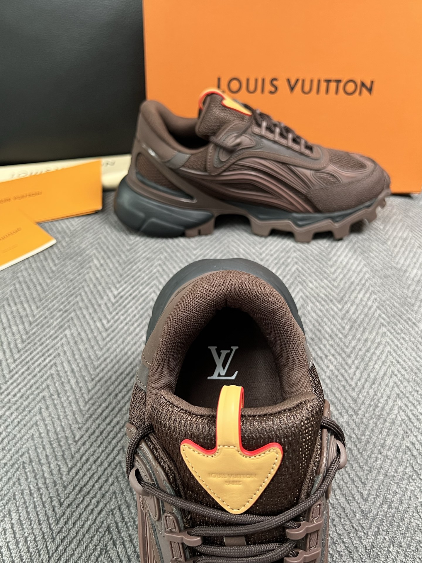 Lv  高品质  顶级工艺品  路易威登，运动板鞋专柜同步，鞋面意大利进口，高品质拼接缤纷色彩复杂工艺品，进口牛皮里垫柔