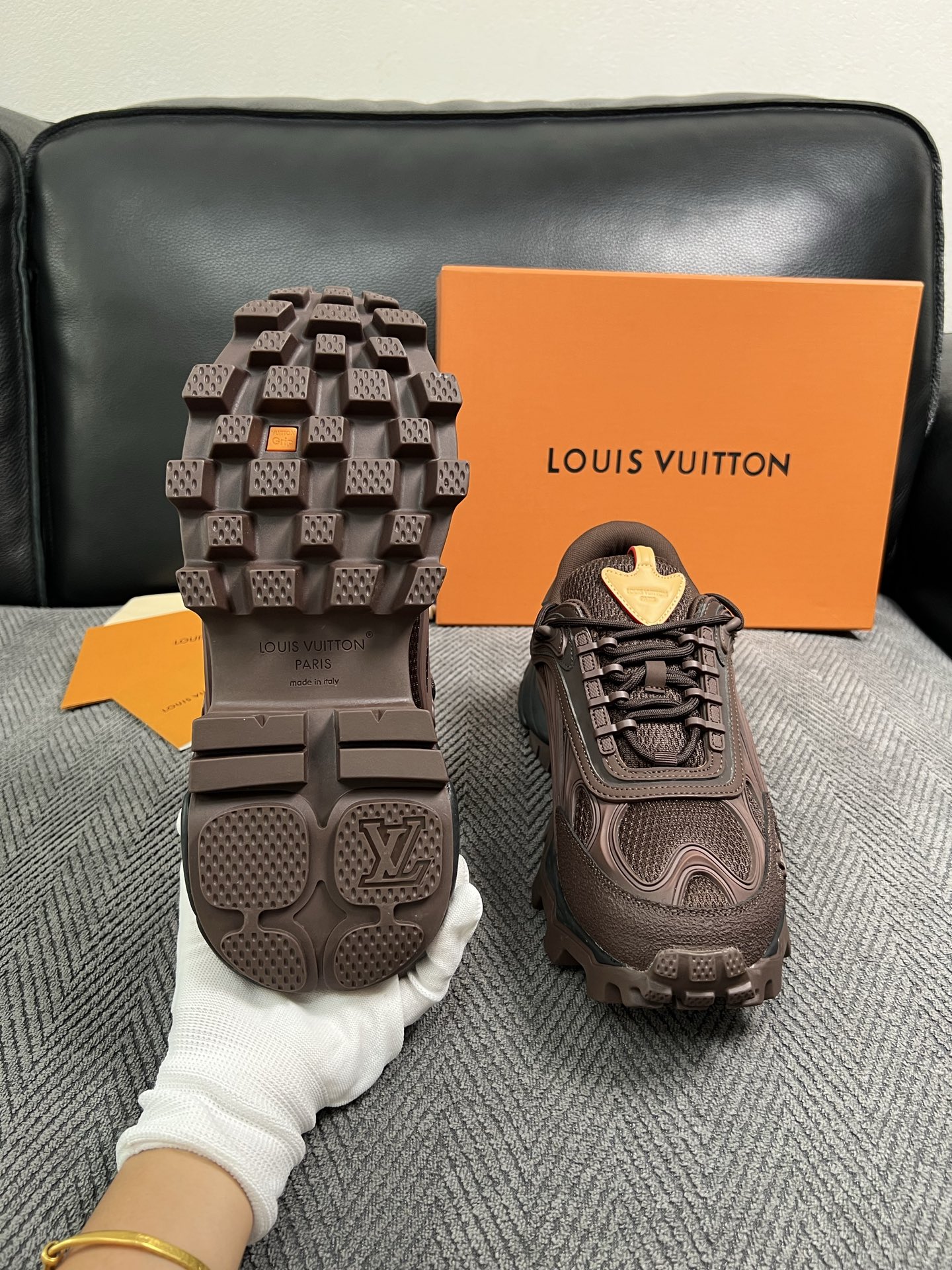 Lv  高品质  顶级工艺品  路易威登，运动板鞋专柜同步，鞋面意大利进口，高品质拼接缤纷色彩复杂工艺品，进口牛皮里垫柔