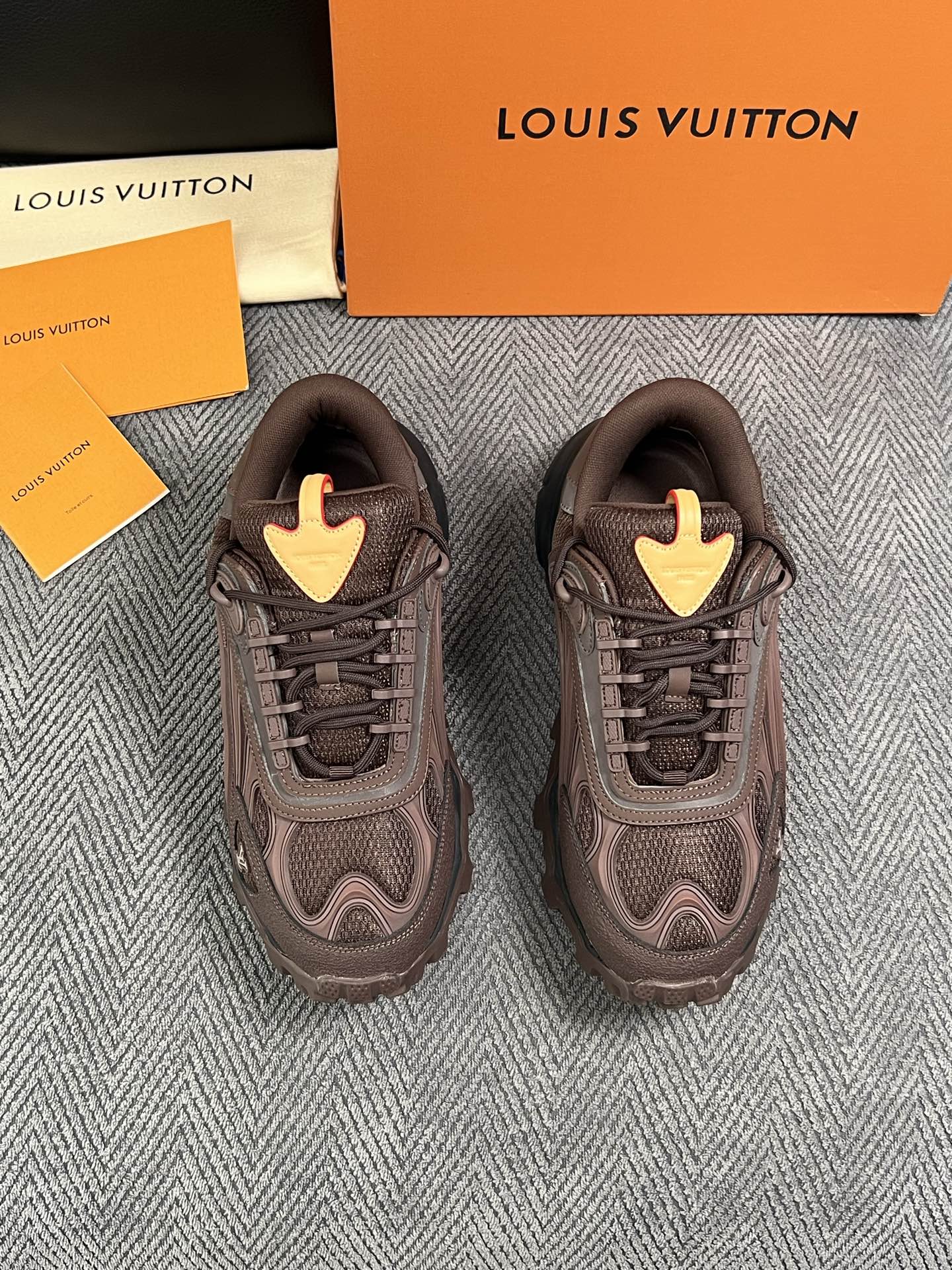 Lv  高品质  顶级工艺品  路易威登，运动板鞋专柜同步，鞋面意大利进口，高品质拼接缤纷色彩复杂工艺品，进口牛皮里垫柔