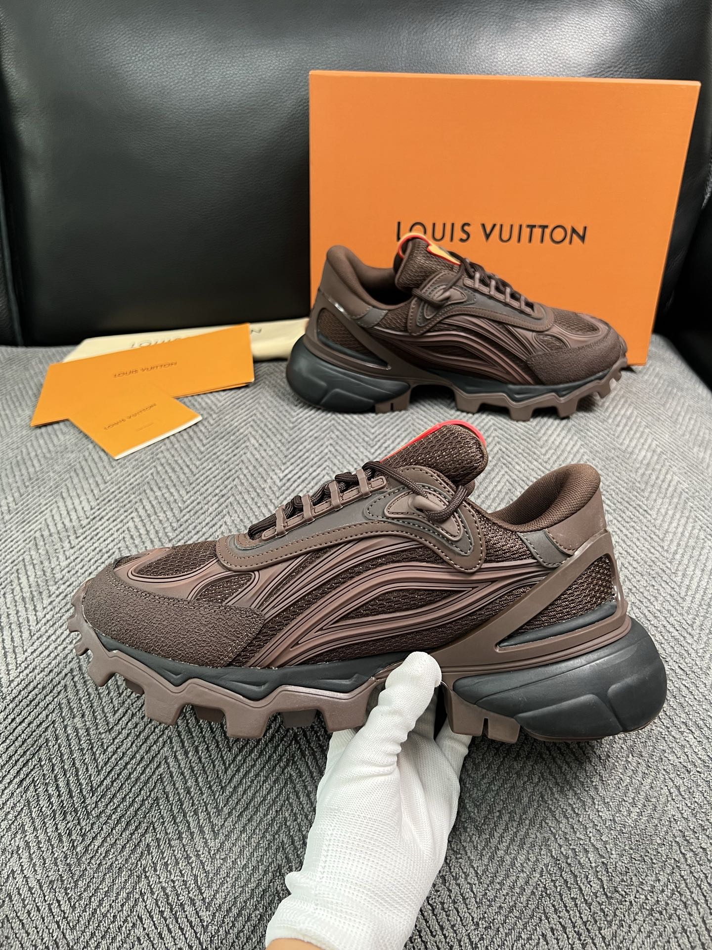 Lv  高品质  顶级工艺品  路易威登，运动板鞋专柜同步，鞋面意大利进口，高品质拼接缤纷色彩复杂工艺品，进口牛皮里垫柔