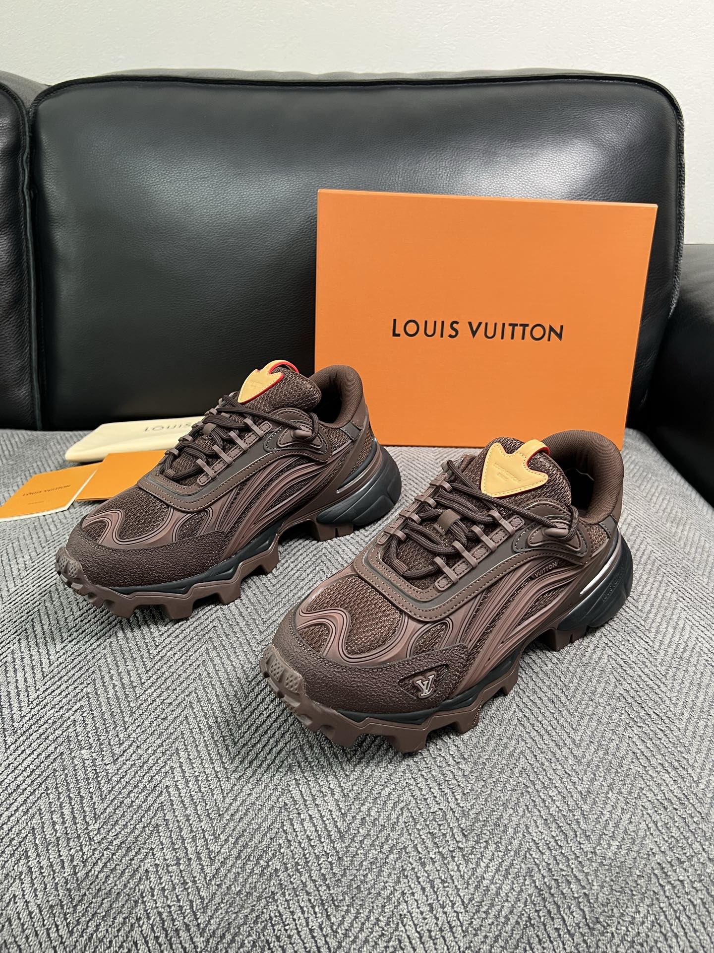 Lv  高品质  顶级工艺品  路易威登，运动板鞋专柜同步，鞋面意大利进口，高品质拼接缤纷色彩复杂工艺品，进口牛皮里垫柔
