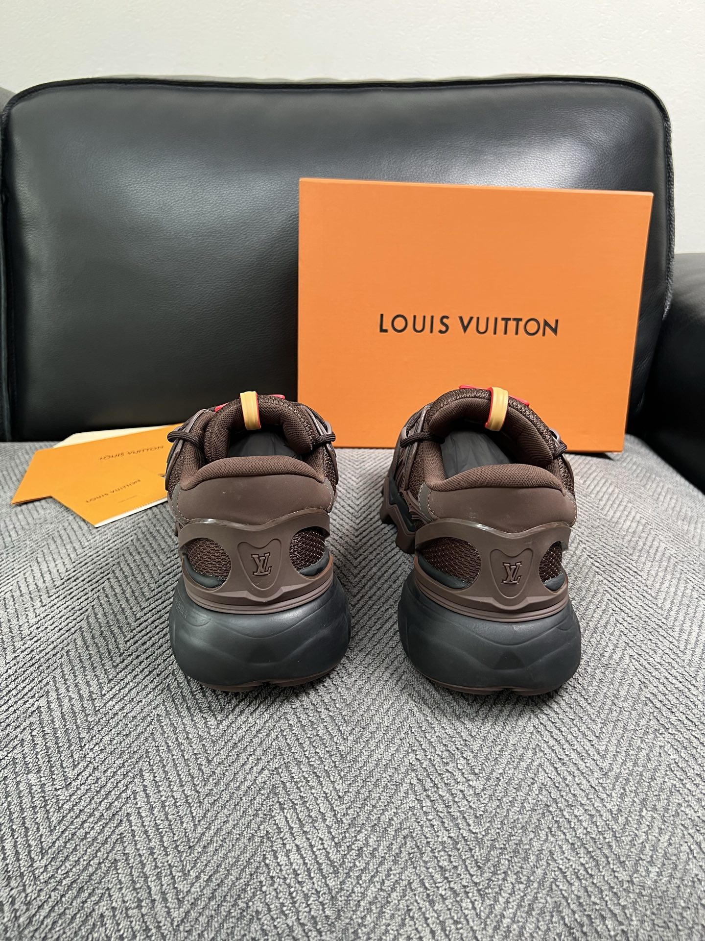 Lv  高品质  顶级工艺品  路易威登，运动板鞋专柜同步，鞋面意大利进口，高品质拼接缤纷色彩复杂工艺品，进口牛皮里垫柔
