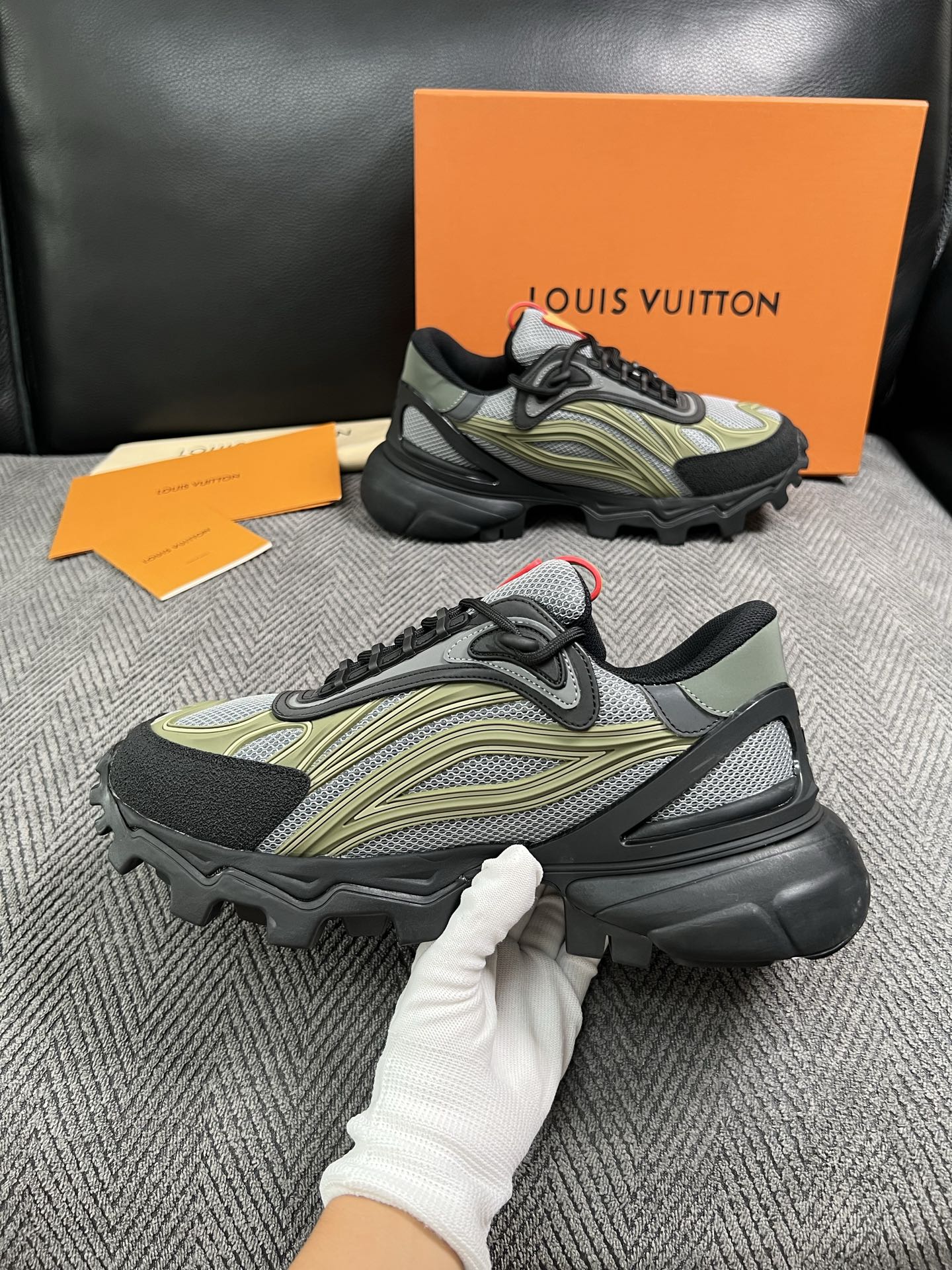 Lv  高品质  顶级工艺品  路易威登，运动板鞋专柜同步，鞋面意大利进口，高品质拼接缤纷色彩复杂工艺品，进口牛皮里垫柔