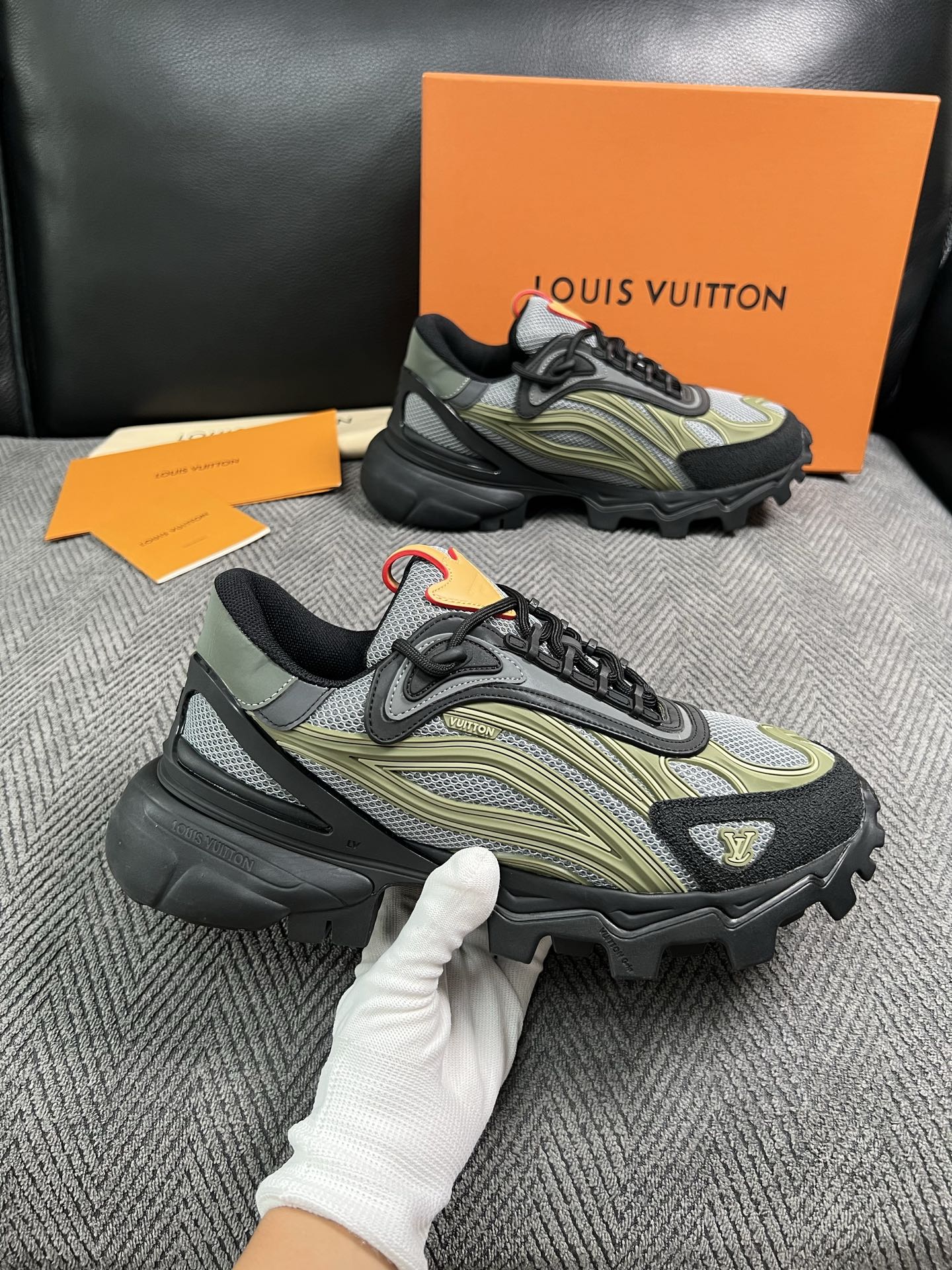 Lv  高品质  顶级工艺品  路易威登，运动板鞋专柜同步，鞋面意大利进口，高品质拼接缤纷色彩复杂工艺品，进口牛皮里垫柔