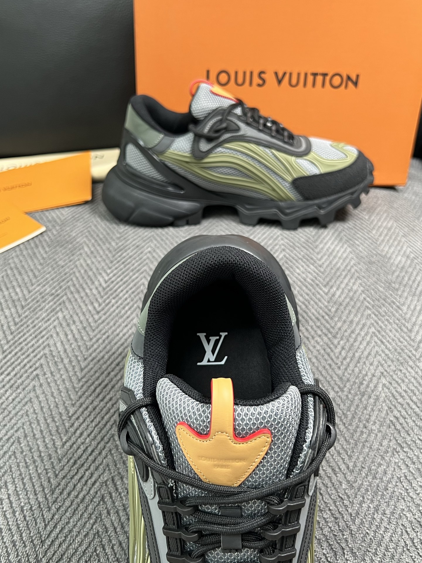 Lv  高品质  顶级工艺品  路易威登，运动板鞋专柜同步，鞋面意大利进口，高品质拼接缤纷色彩复杂工艺品，进口牛皮里垫柔