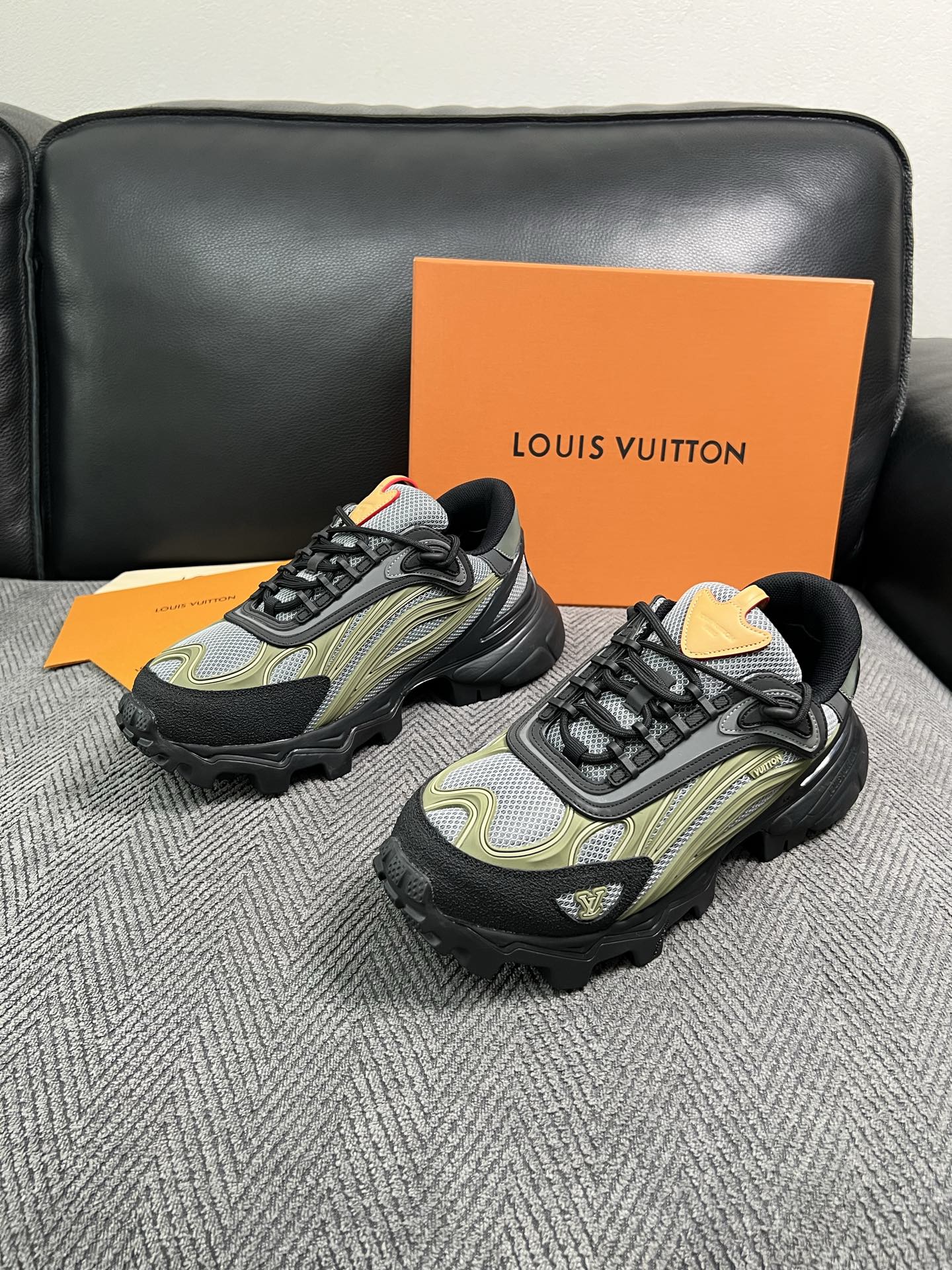 Lv  高品质  顶级工艺品  路易威登，运动板鞋专柜同步，鞋面意大利进口，高品质拼接缤纷色彩复杂工艺品，进口牛皮里垫柔