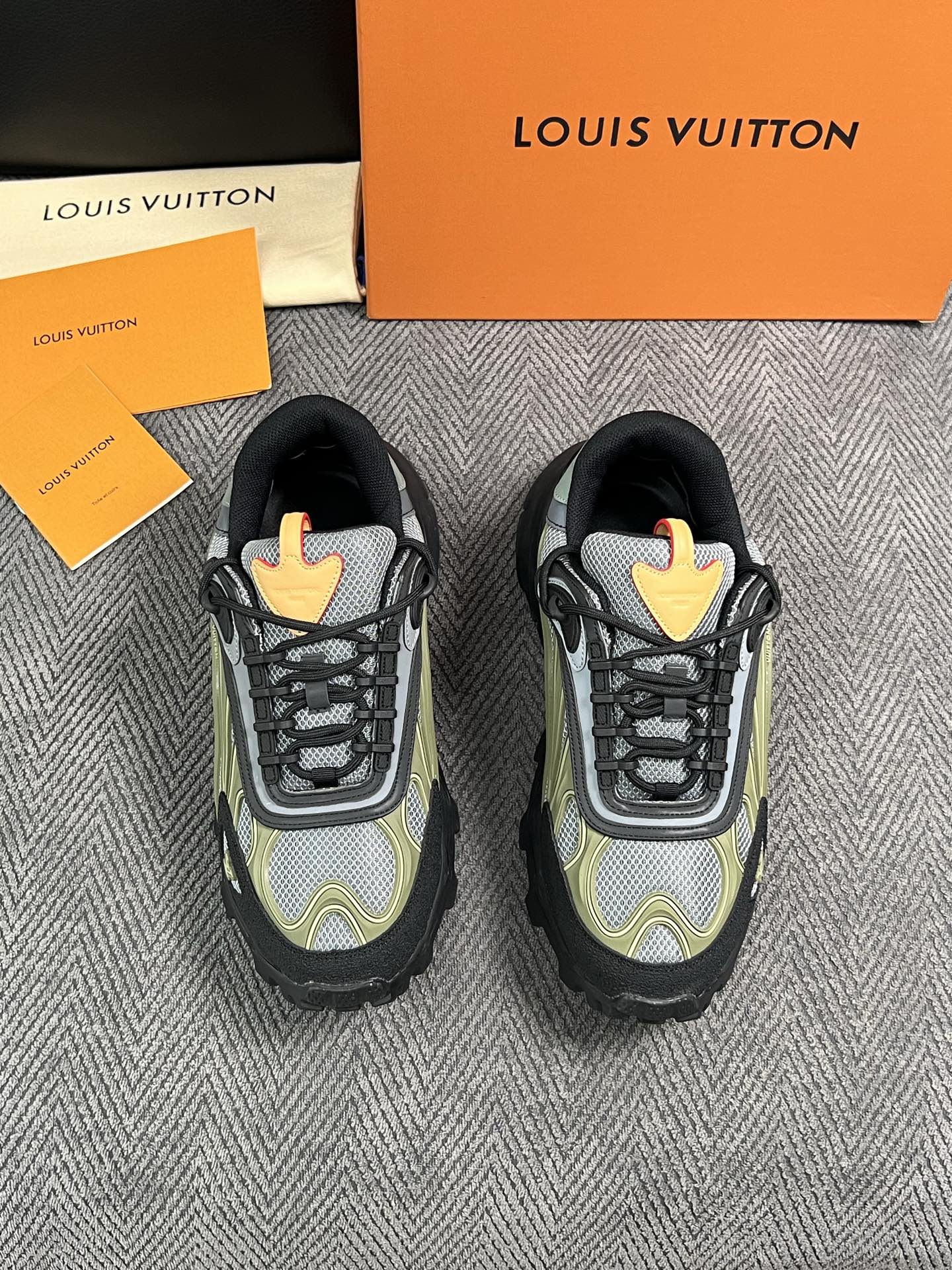 Lv  高品质  顶级工艺品  路易威登，运动板鞋专柜同步，鞋面意大利进口，高品质拼接缤纷色彩复杂工艺品，进口牛皮里垫柔