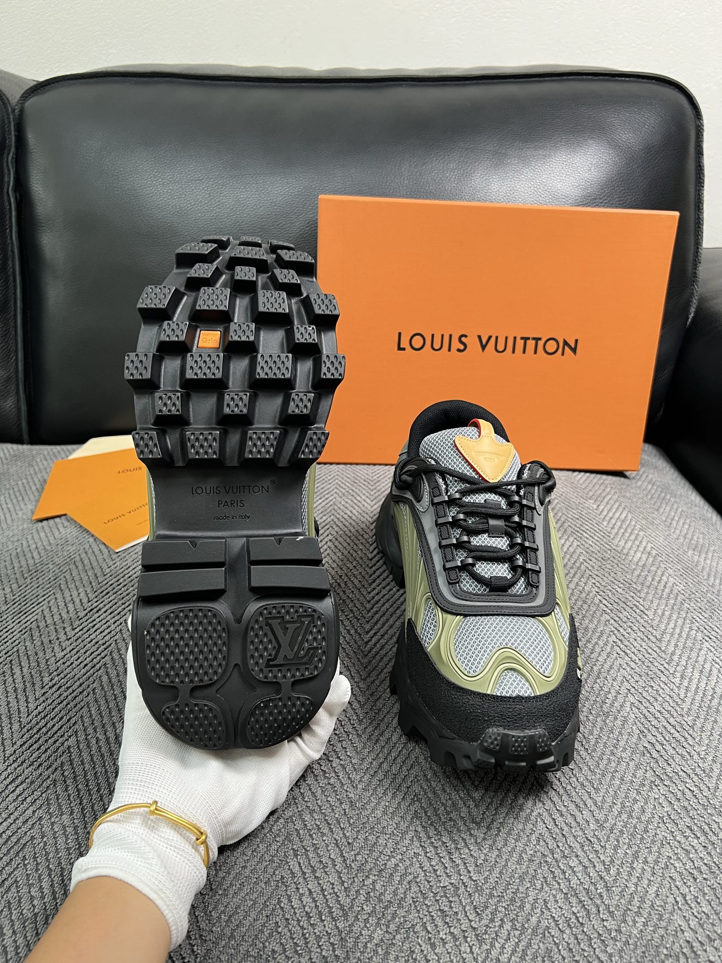 Lv  高品质  顶级工艺品  路易威登，运动板鞋专柜同步，鞋面意大利进口，高品质拼接缤纷色彩复杂工艺品，进口牛皮里垫柔