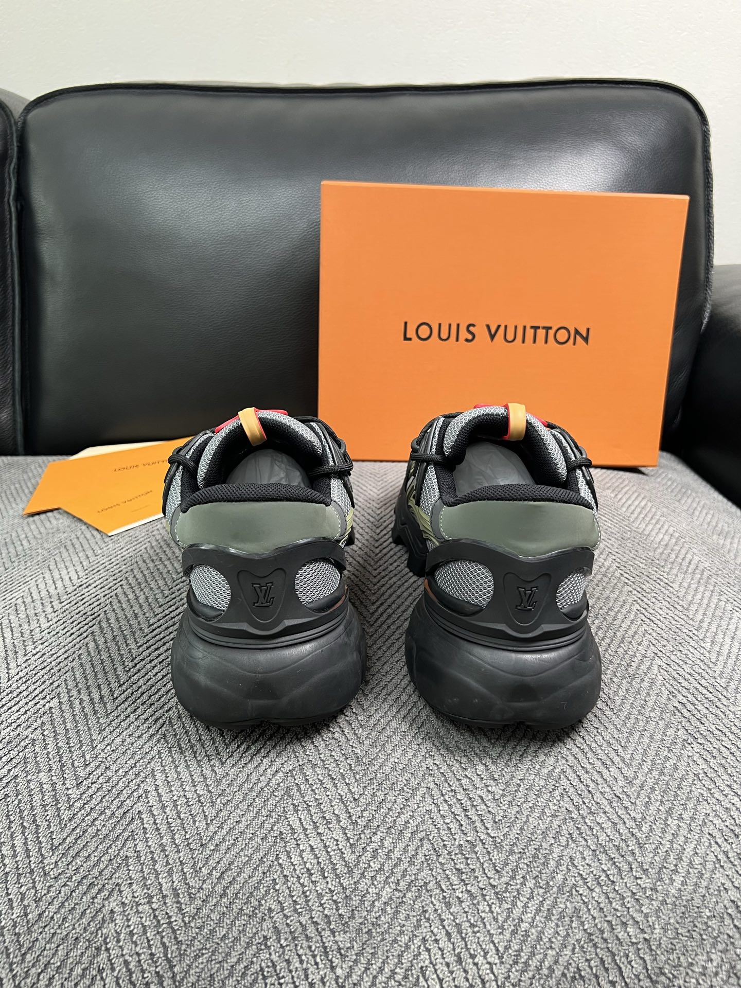 Lv  高品质  顶级工艺品  路易威登，运动板鞋专柜同步，鞋面意大利进口，高品质拼接缤纷色彩复杂工艺品，进口牛皮里垫柔