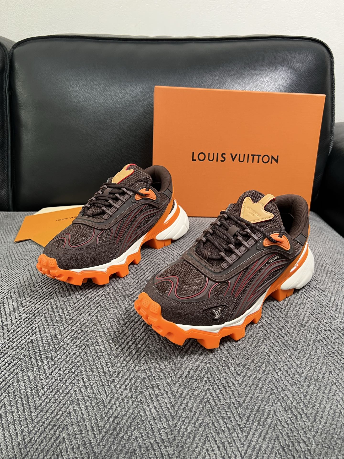 Lv  高品质  顶级工艺品  路易威登，运动板鞋专柜同步，鞋面意大利进口，高品质拼接缤纷色彩复杂工艺品，进口牛皮里垫柔
