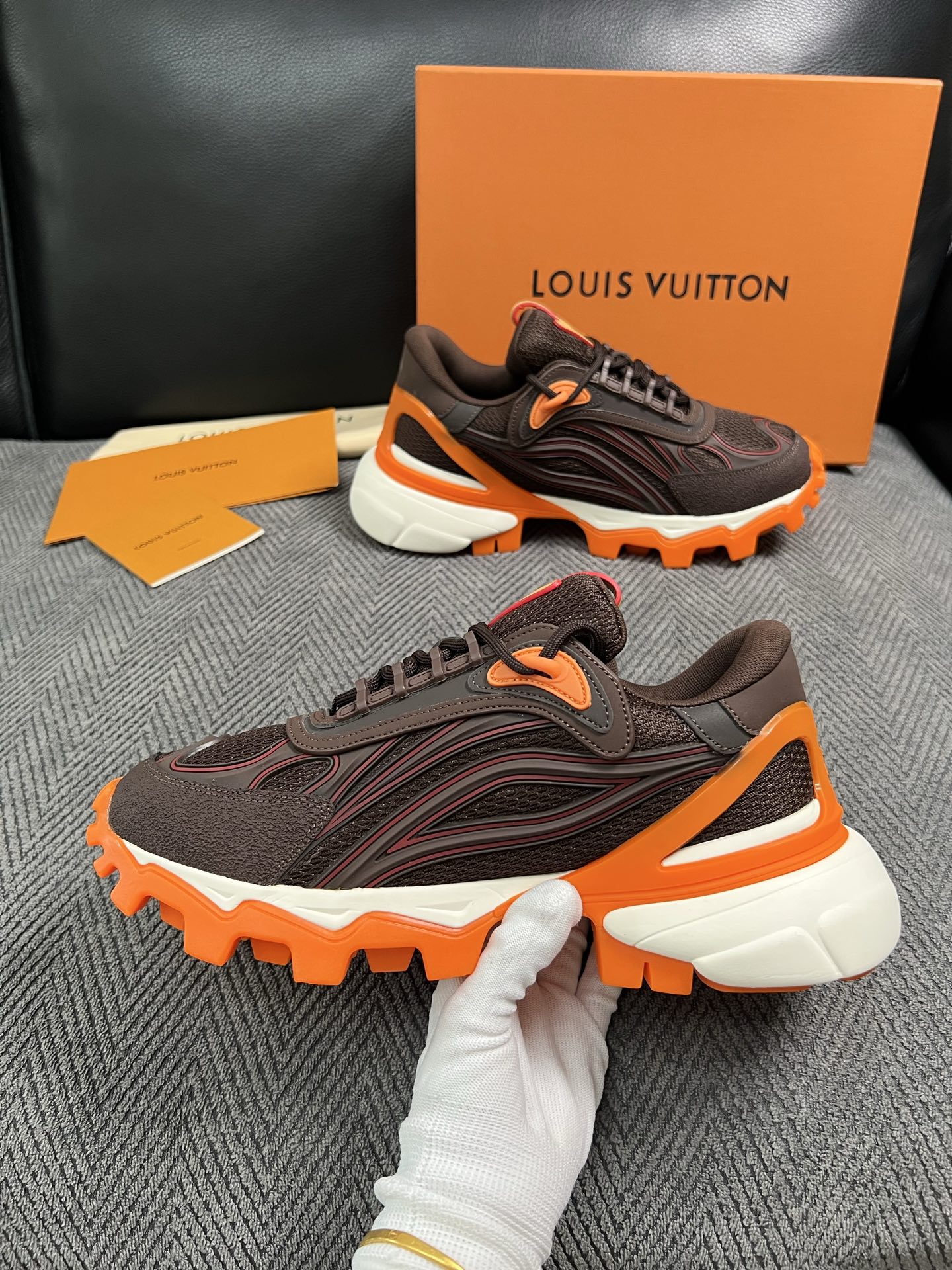 Lv  高品质  顶级工艺品  路易威登，运动板鞋专柜同步，鞋面意大利进口，高品质拼接缤纷色彩复杂工艺品，进口牛皮里垫柔