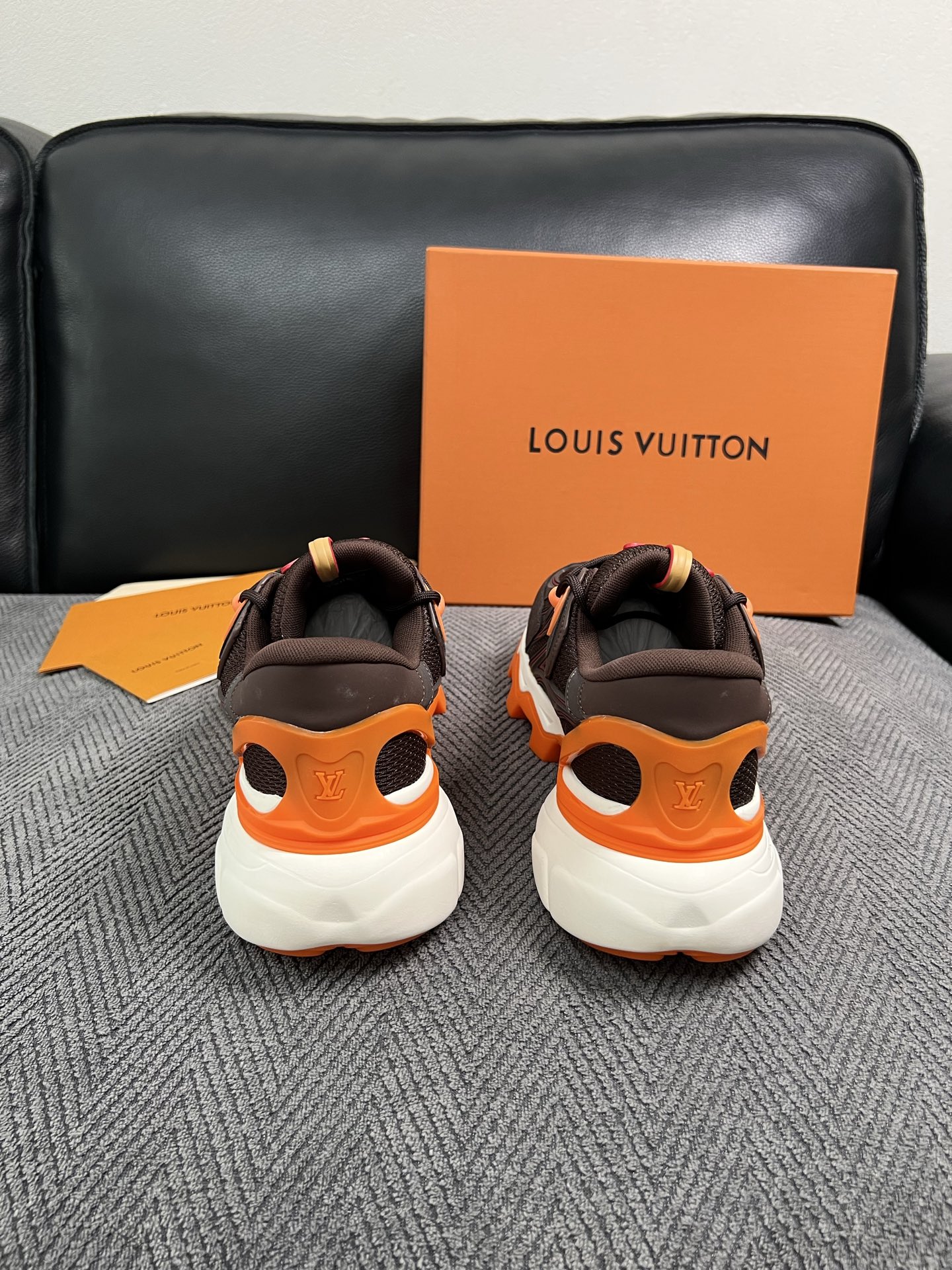 Lv  高品质  顶级工艺品  路易威登，运动板鞋专柜同步，鞋面意大利进口，高品质拼接缤纷色彩复杂工艺品，进口牛皮里垫柔