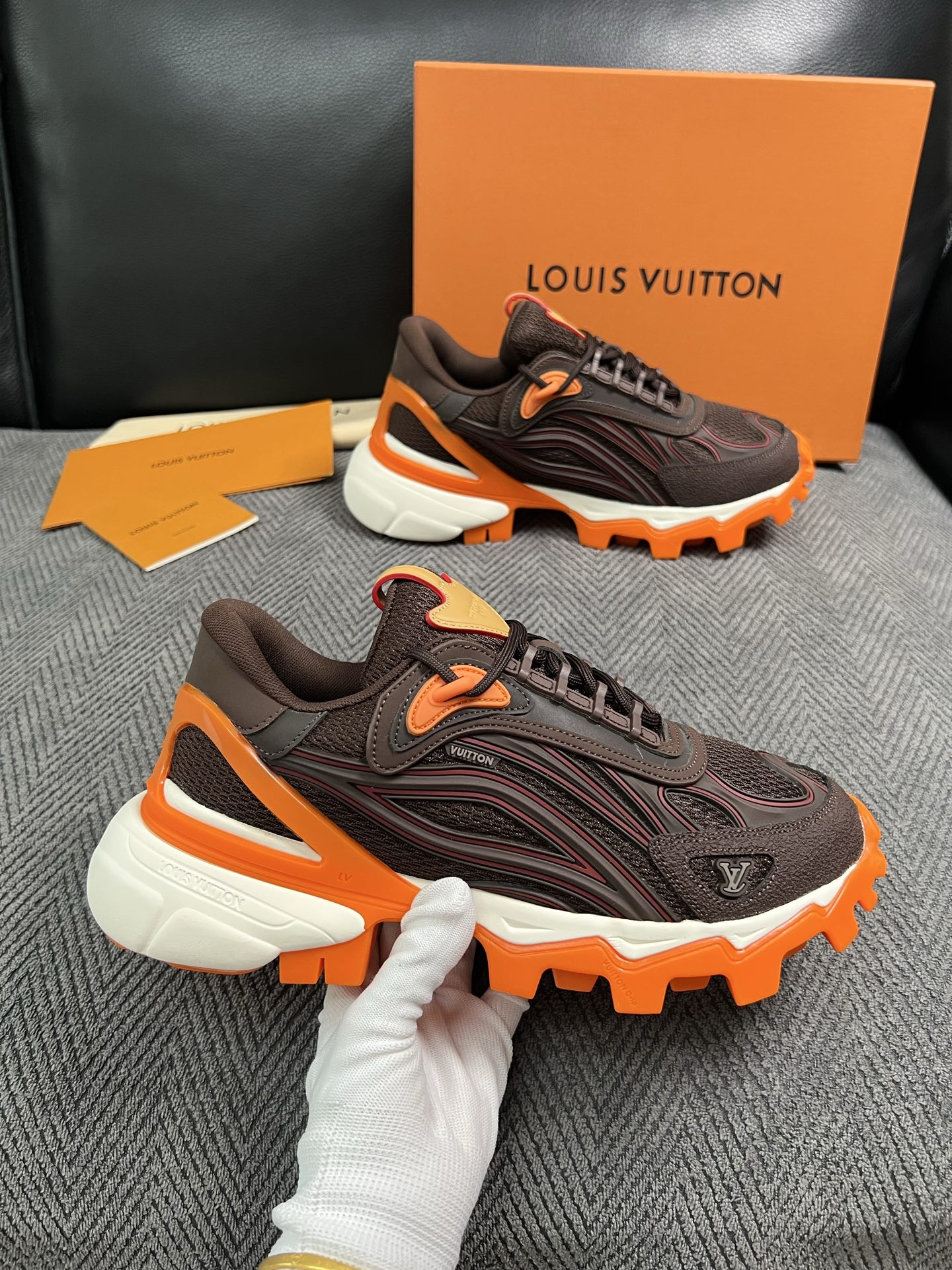 Lv  高品质  顶级工艺品  路易威登，运动板鞋专柜同步，鞋面意大利进口，高品质拼接缤纷色彩复杂工艺品，进口牛皮里垫柔