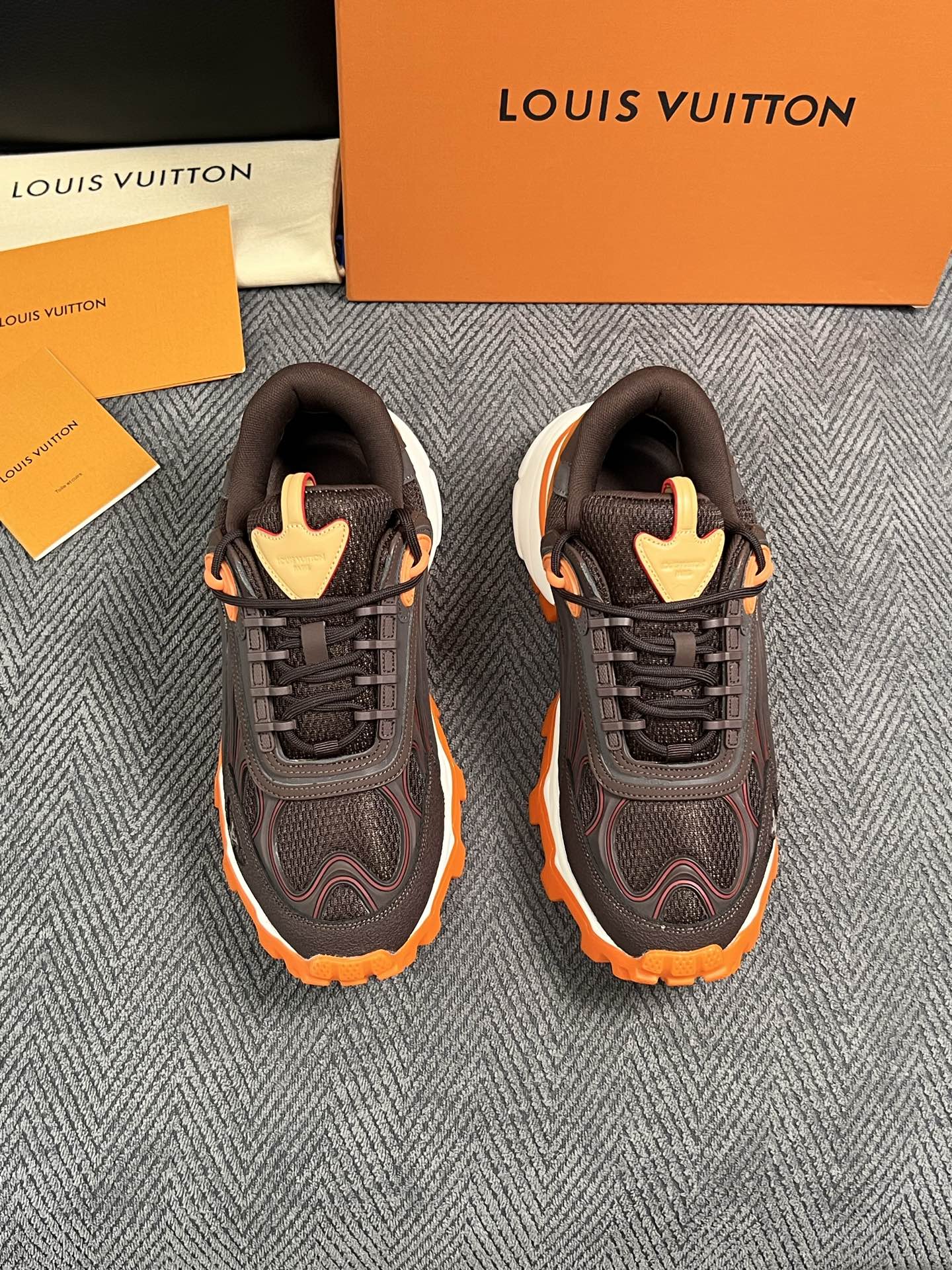 Lv  高品质  顶级工艺品  路易威登，运动板鞋专柜同步，鞋面意大利进口，高品质拼接缤纷色彩复杂工艺品，进口牛皮里垫柔