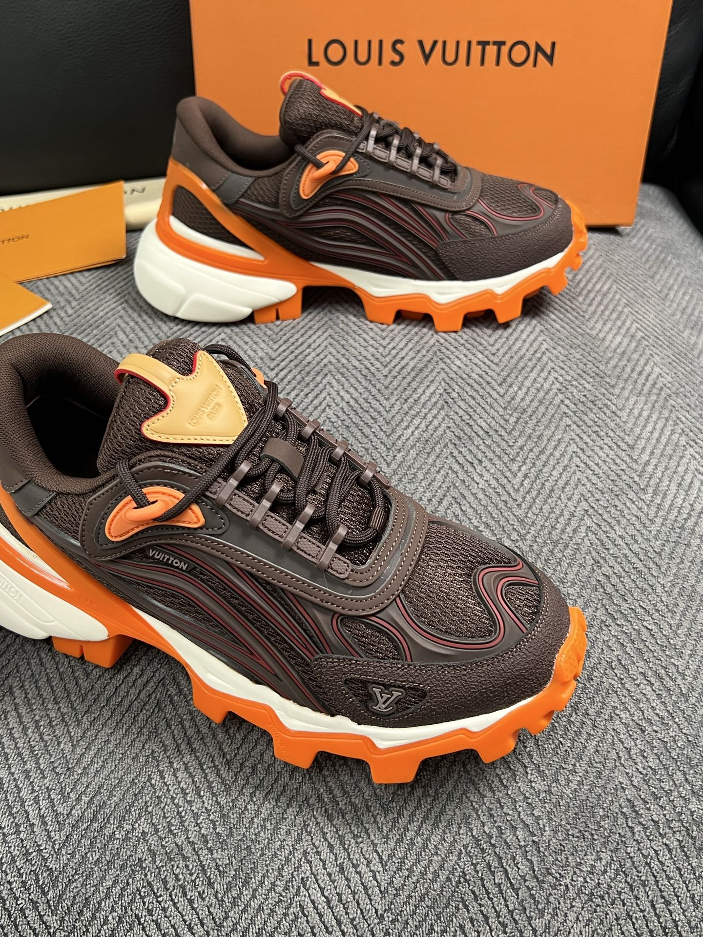 Lv  高品质  顶级工艺品  路易威登，运动板鞋专柜同步，鞋面意大利进口，高品质拼接缤纷色彩复杂工艺品，进口牛皮里垫柔