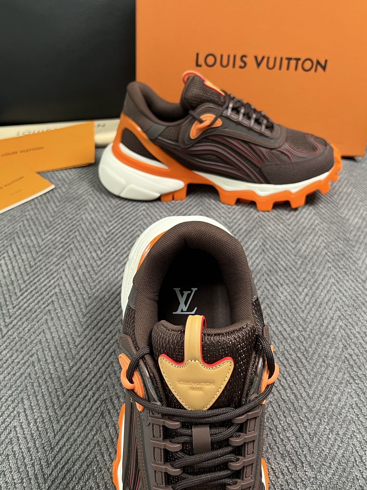 Lv  高品质  顶级工艺品  路易威登，运动板鞋专柜同步，鞋面意大利进口，高品质拼接缤纷色彩复杂工艺品，进口牛皮里垫柔