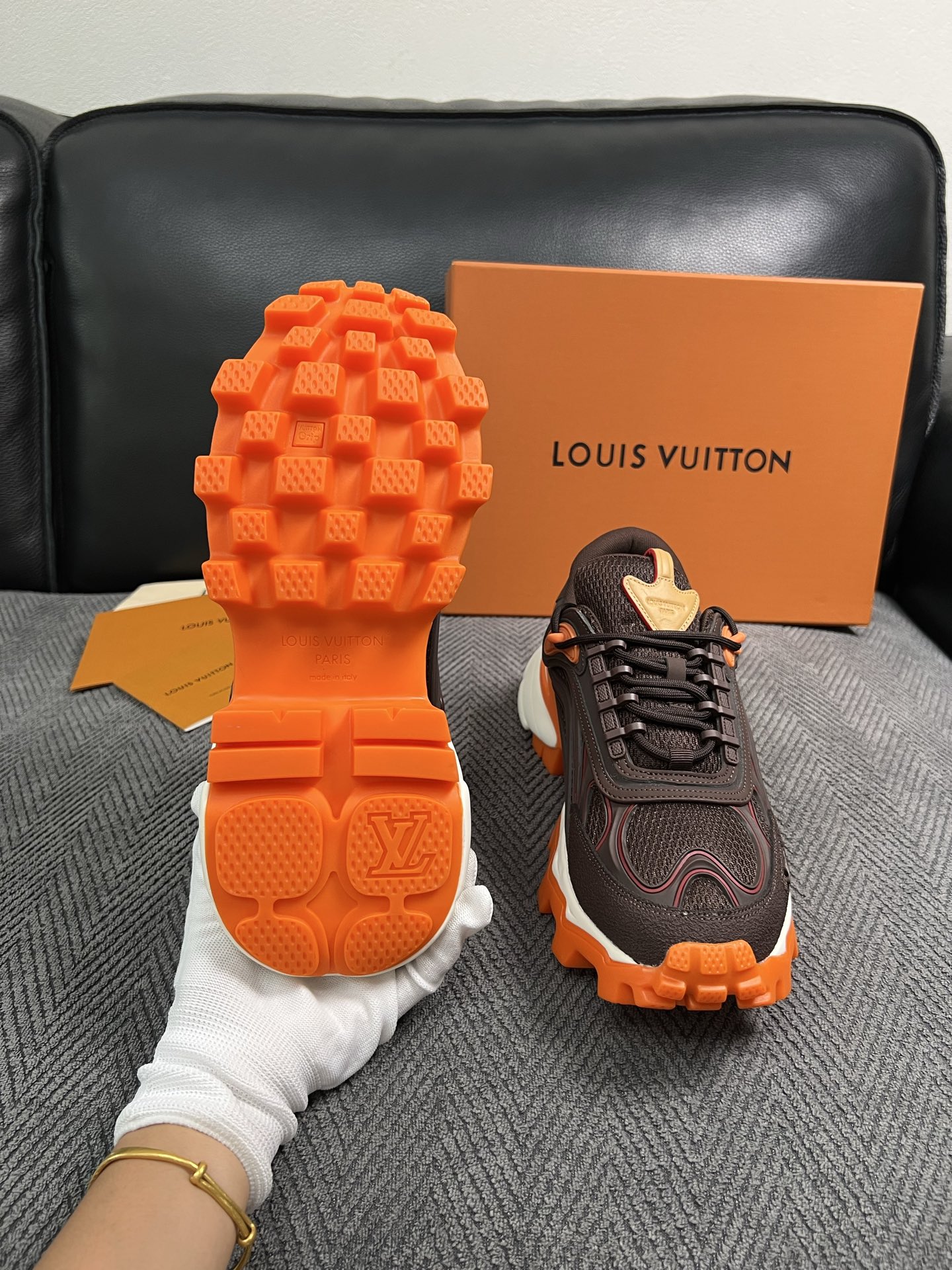 Lv  高品质  顶级工艺品  路易威登，运动板鞋专柜同步，鞋面意大利进口，高品质拼接缤纷色彩复杂工艺品，进口牛皮里垫柔