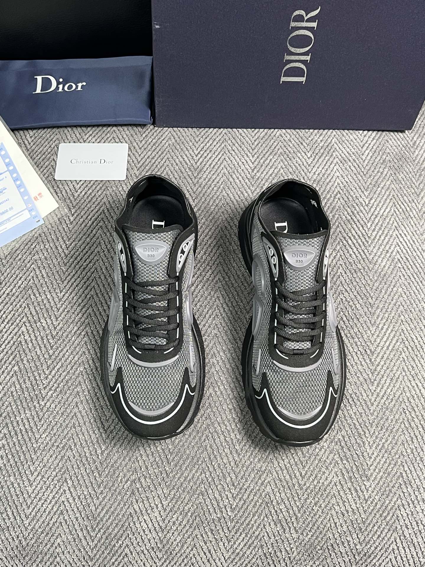 Dior  高品质  顶级工艺品 迪奥  专柜同步 原厂配置，意大利进口原版牛皮面料，透气舒适进口水染牛里垫，鞋底：原厂