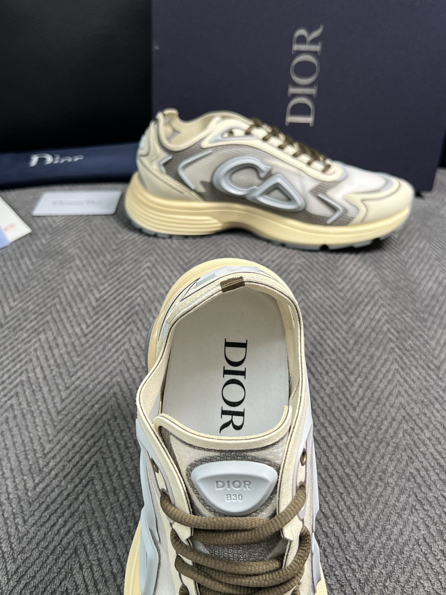 Dior  高品质  顶级工艺品 迪奥  专柜同步 原厂配置，意大利进口原版牛皮面料，透气舒适进口水染牛里垫，鞋底：原厂