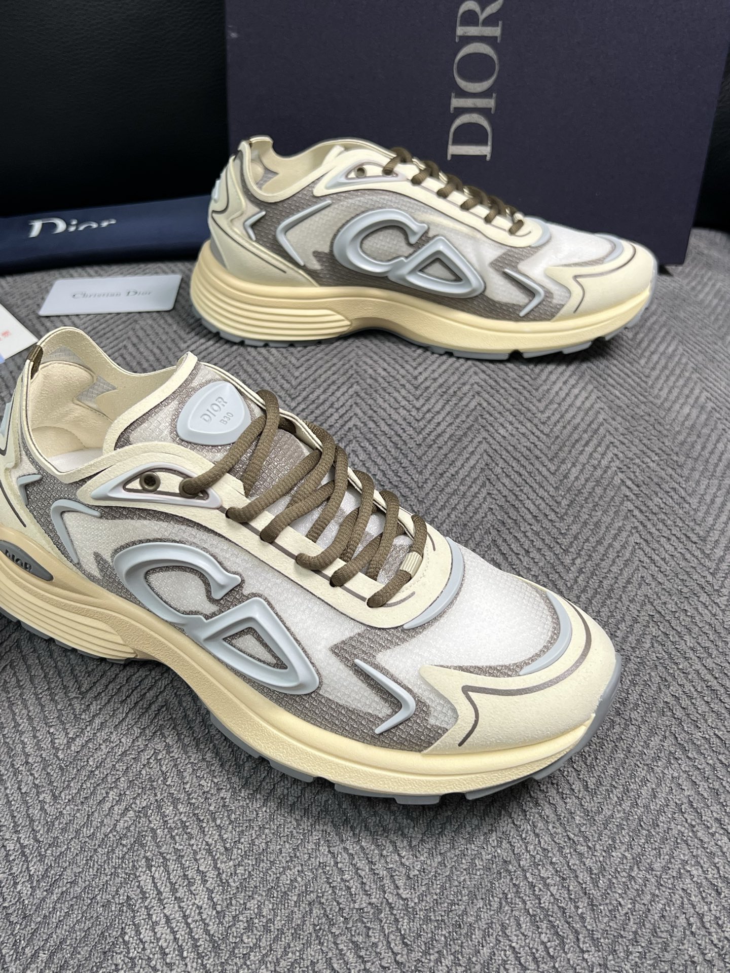 Dior  高品质  顶级工艺品 迪奥  专柜同步 原厂配置，意大利进口原版牛皮面料，透气舒适进口水染牛里垫，鞋底：原厂