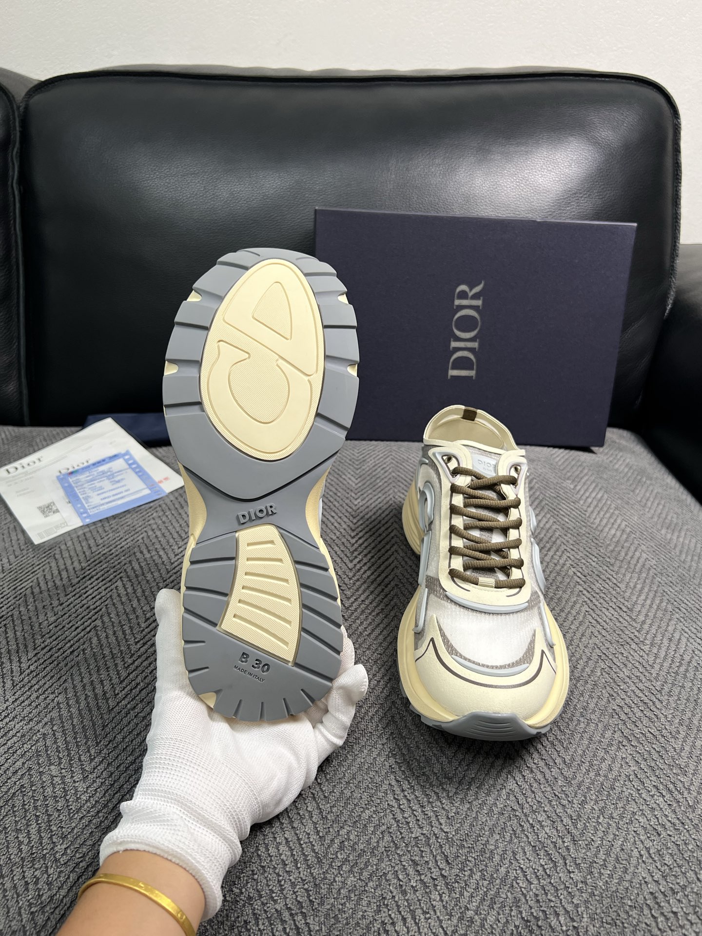 Dior  高品质  顶级工艺品 迪奥  专柜同步 原厂配置，意大利进口原版牛皮面料，透气舒适进口水染牛里垫，鞋底：原厂