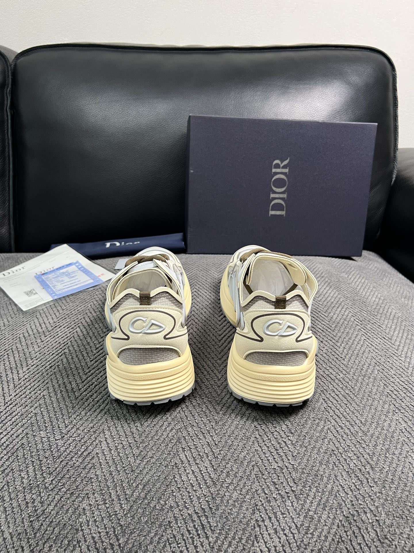 Dior  高品质  顶级工艺品 迪奥  专柜同步 原厂配置，意大利进口原版牛皮面料，透气舒适进口水染牛里垫，鞋底：原厂