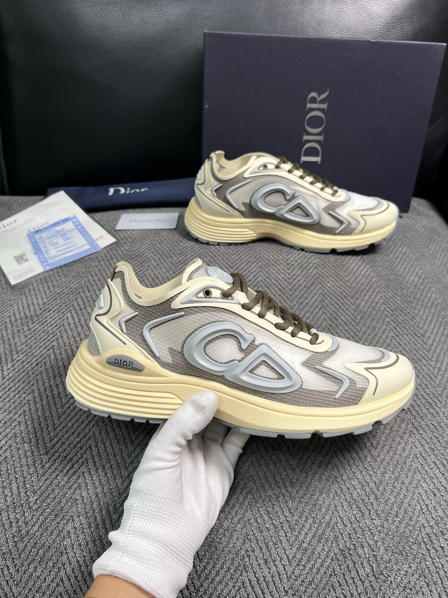 Dior  高品质  顶级工艺品 迪奥  专柜同步 原厂配置，意大利进口原版牛皮面料，透气舒适进口水染牛里垫，鞋底：原厂