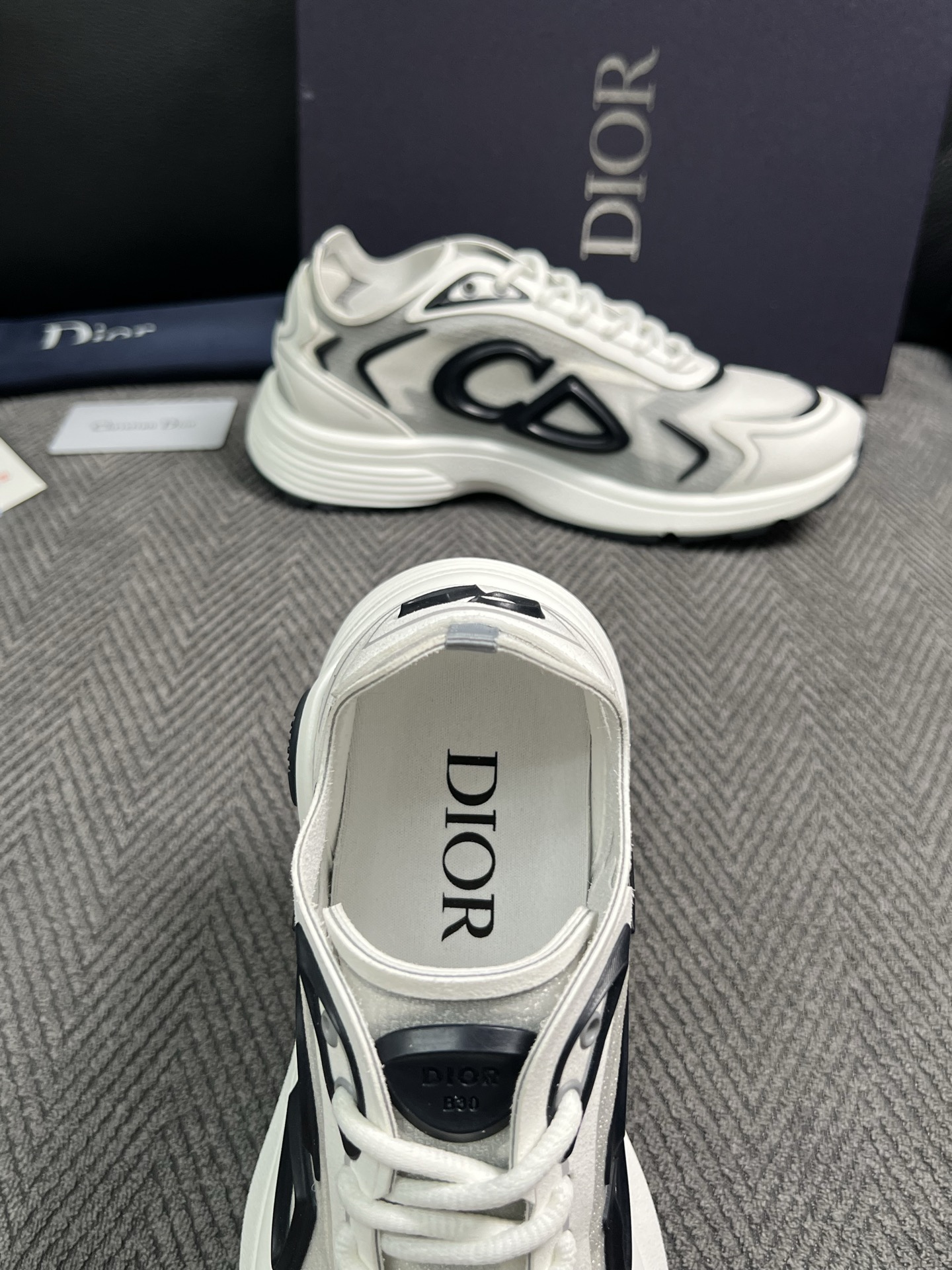 Dior  高品质  顶级工艺品 迪奥  专柜同步 原厂配置，意大利进口原版牛皮面料，透气舒适进口水染牛里垫，鞋底：原厂