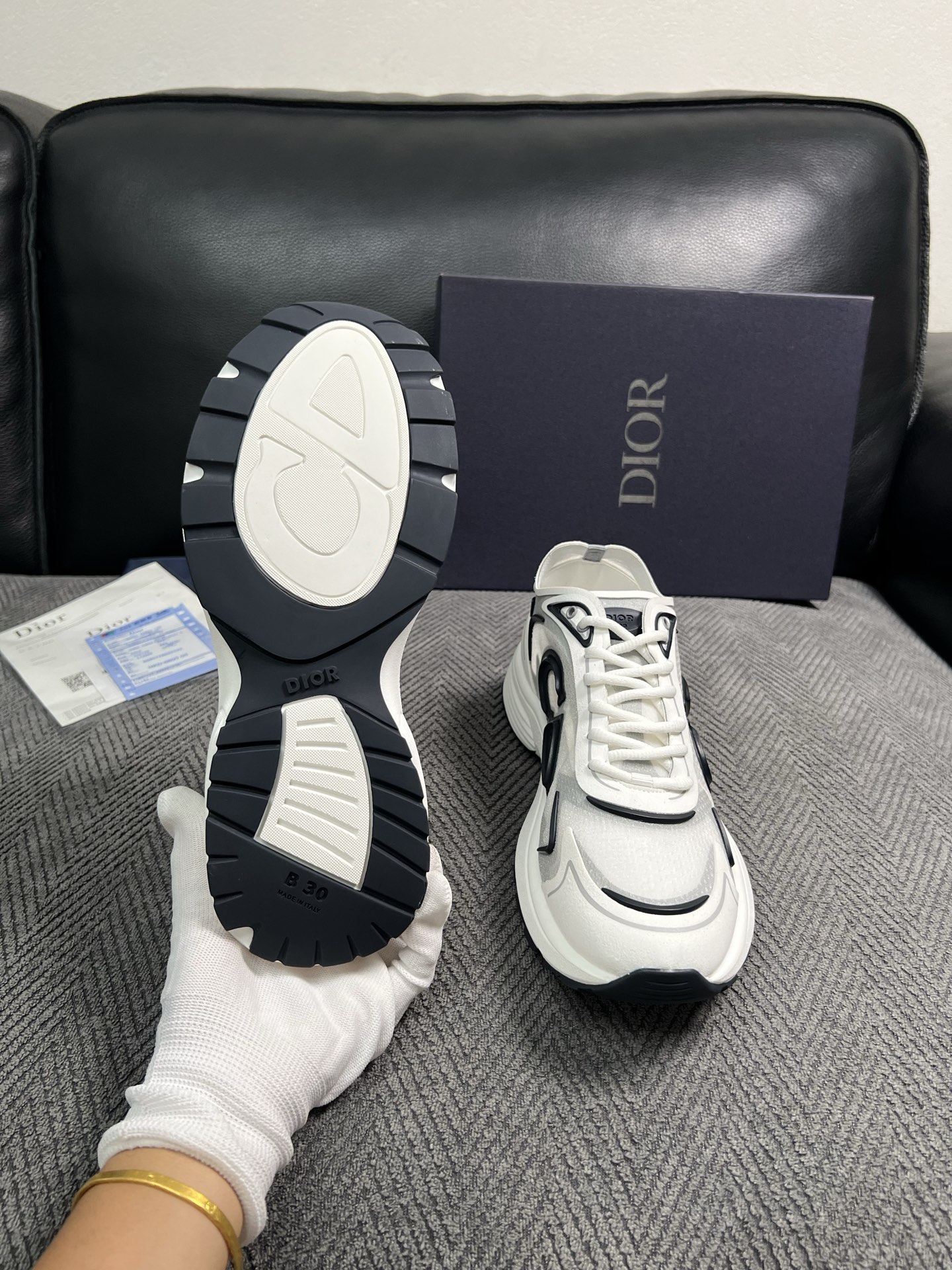 Dior  高品质  顶级工艺品 迪奥  专柜同步 原厂配置，意大利进口原版牛皮面料，透气舒适进口水染牛里垫，鞋底：原厂