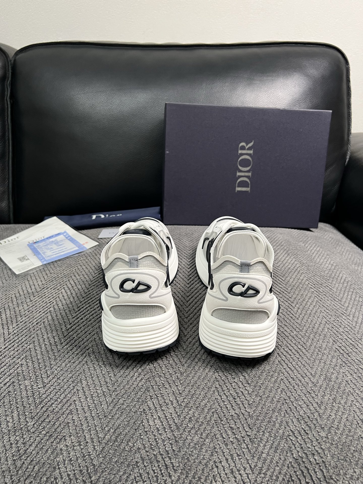 Dior  高品质  顶级工艺品 迪奥  专柜同步 原厂配置，意大利进口原版牛皮面料，透气舒适进口水染牛里垫，鞋底：原厂